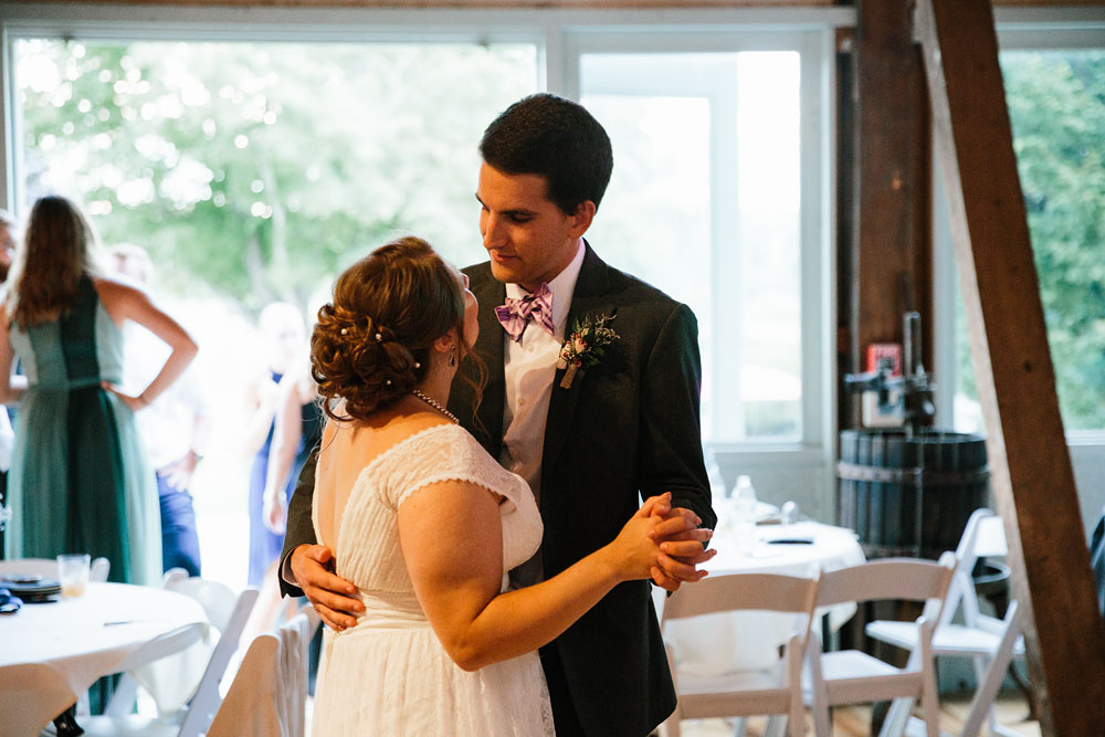 barn-at-wolf-creek-wedding-photography-cleveland-copley-fairlawn-rustic-outdoor-photographers-179.jpg