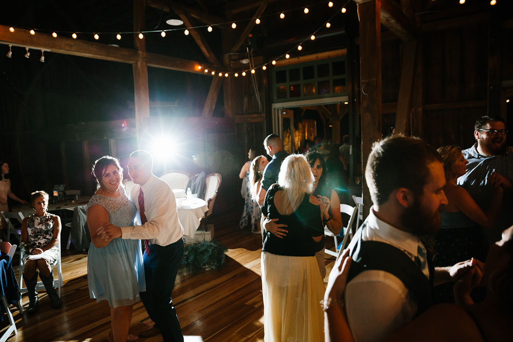 barn-at-wolf-creek-wedding-photography-cleveland-copley-fairlawn-rustic-outdoor-photographers-198.jpg