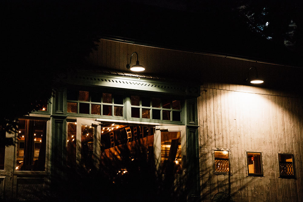 barn-at-wolf-creek-wedding-photography-cleveland-copley-fairlawn-rustic-outdoor-photographers-206.jpg