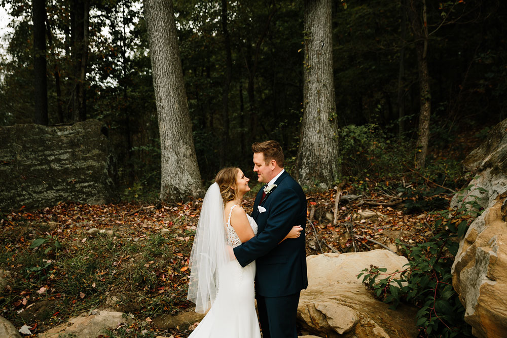 columbus-ohio-wedding-photographers-landolls-mohican-castle-central-ohio-fall-outdoor-wedding-107.jpg