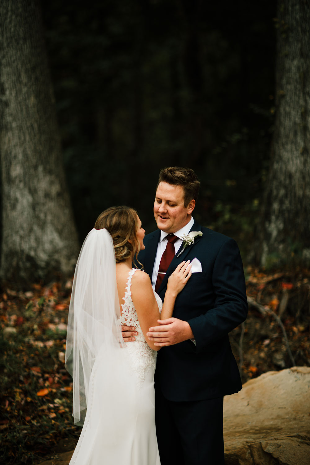 columbus-ohio-wedding-photographers-landolls-mohican-castle-central-ohio-fall-outdoor-wedding-111.jpg