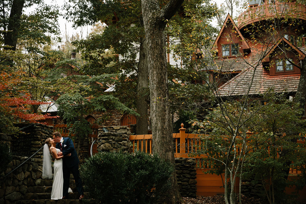 columbus-ohio-wedding-photographers-landolls-mohican-castle-central-ohio-fall-outdoor-wedding-138.jpg