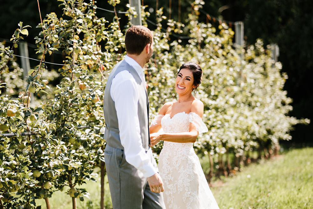 dodds-hillcrest-orchards-wedding-photographers-amherst-ohio-barn-photography-40.jpg