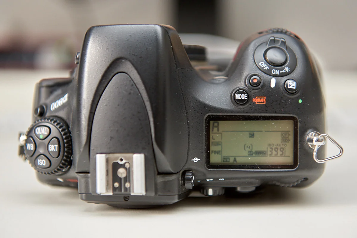 Die Oberseite einer Nikon D800 mit Ihren Einstellmöglichkeiten und dem übersichtlichen Schulterdisplay.