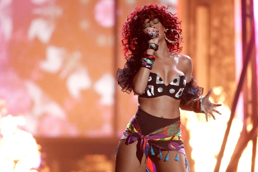 Rihanna_performing-american-music-awards-2010_arrivals_669a_aol-music-uk.jpg