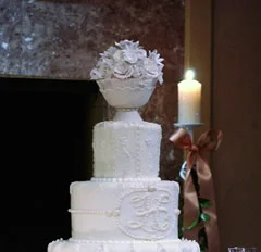 monogrammed-cake_settopop.jpg