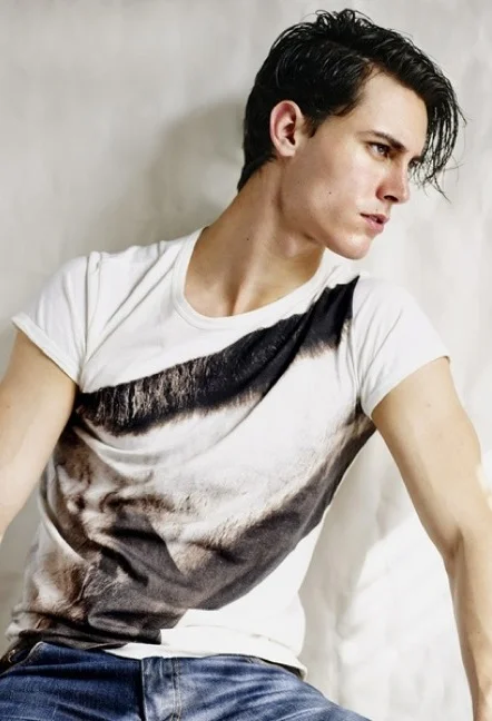 Gwen_t shirt_wet hair_crop.jpg