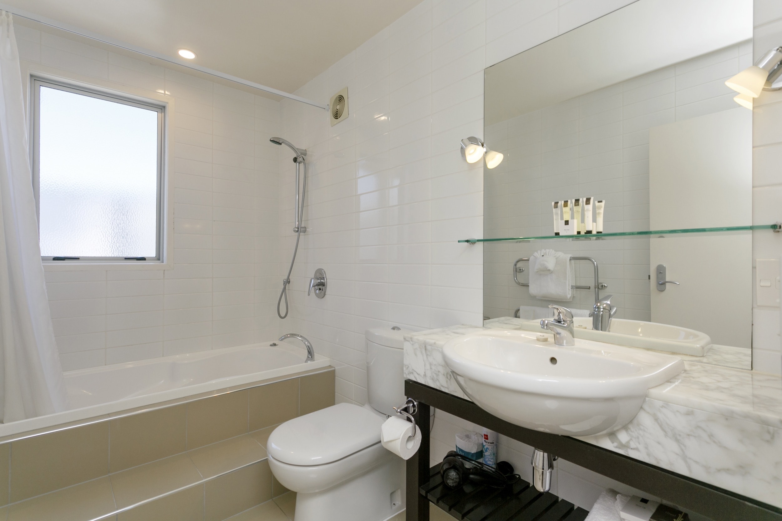 One Bedroom Gardev View bathrooms showing spa bath 2-min.jpg