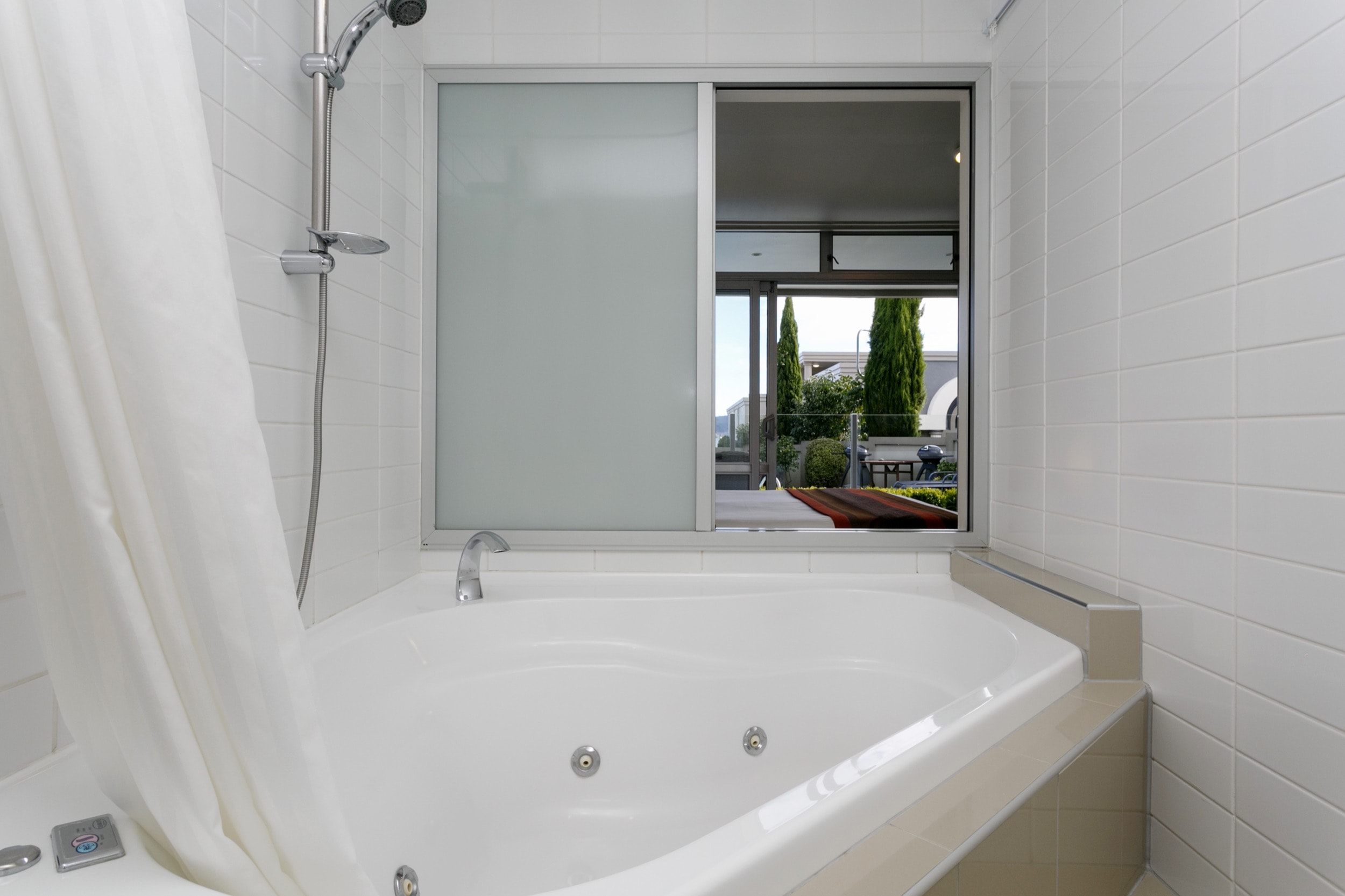 Luxury Studio poolside spa bath-min.jpg