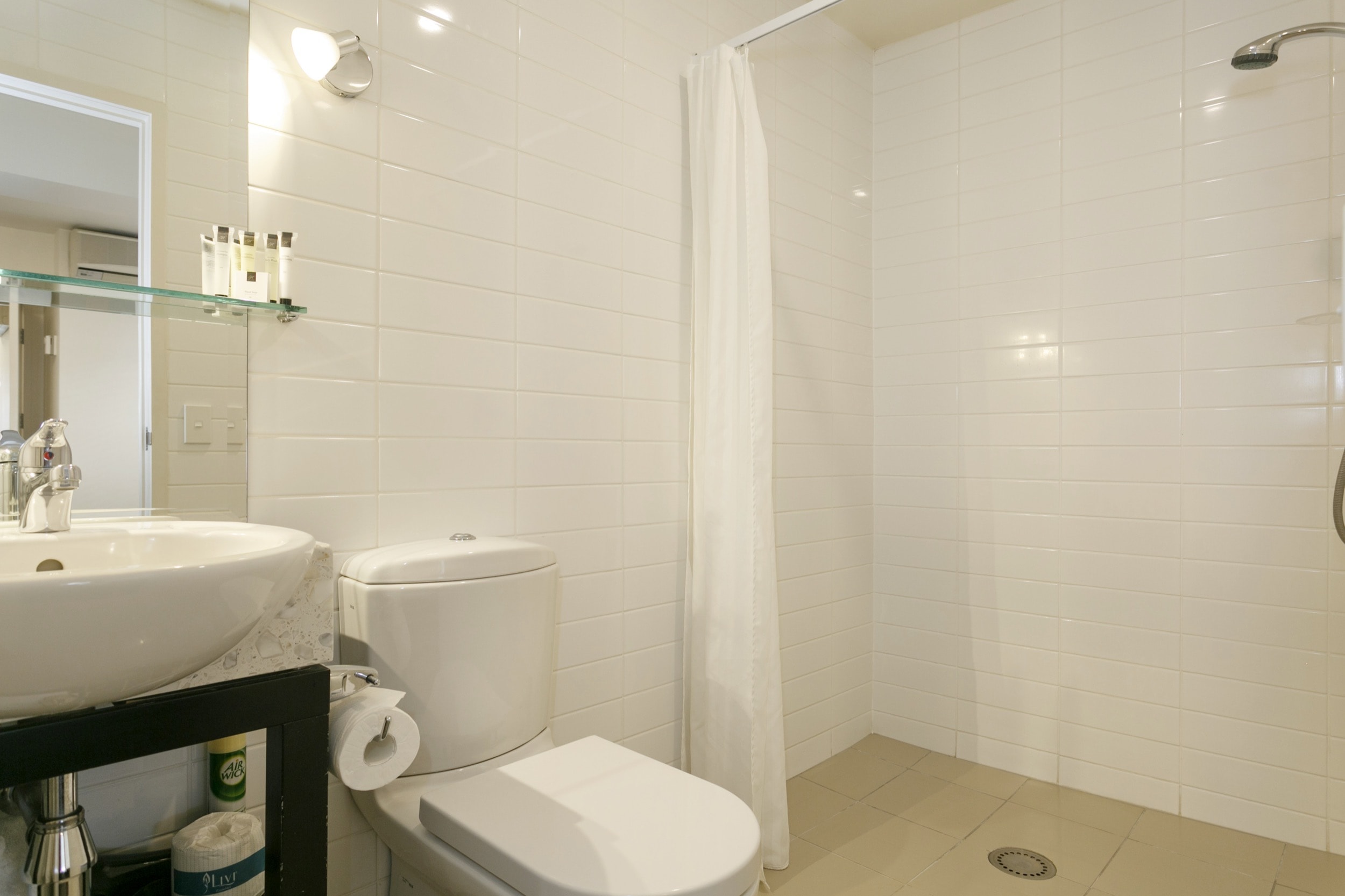 One bedroom bathroom with access shower-min.jpg