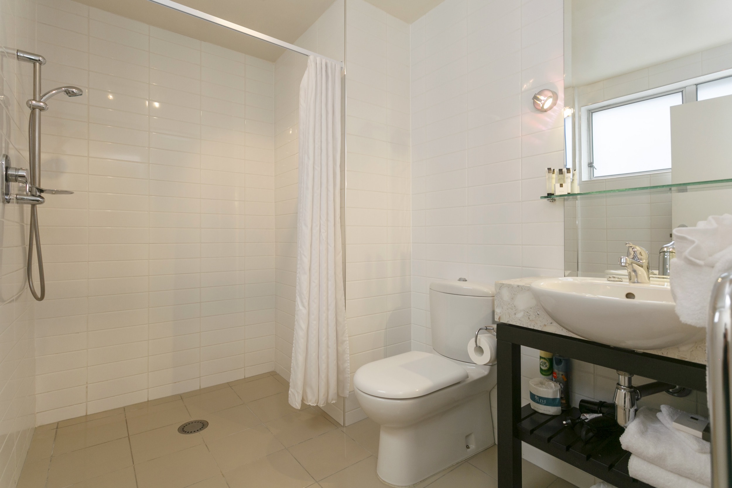 One bedroom poolside bathroom with access shower-min.jpg