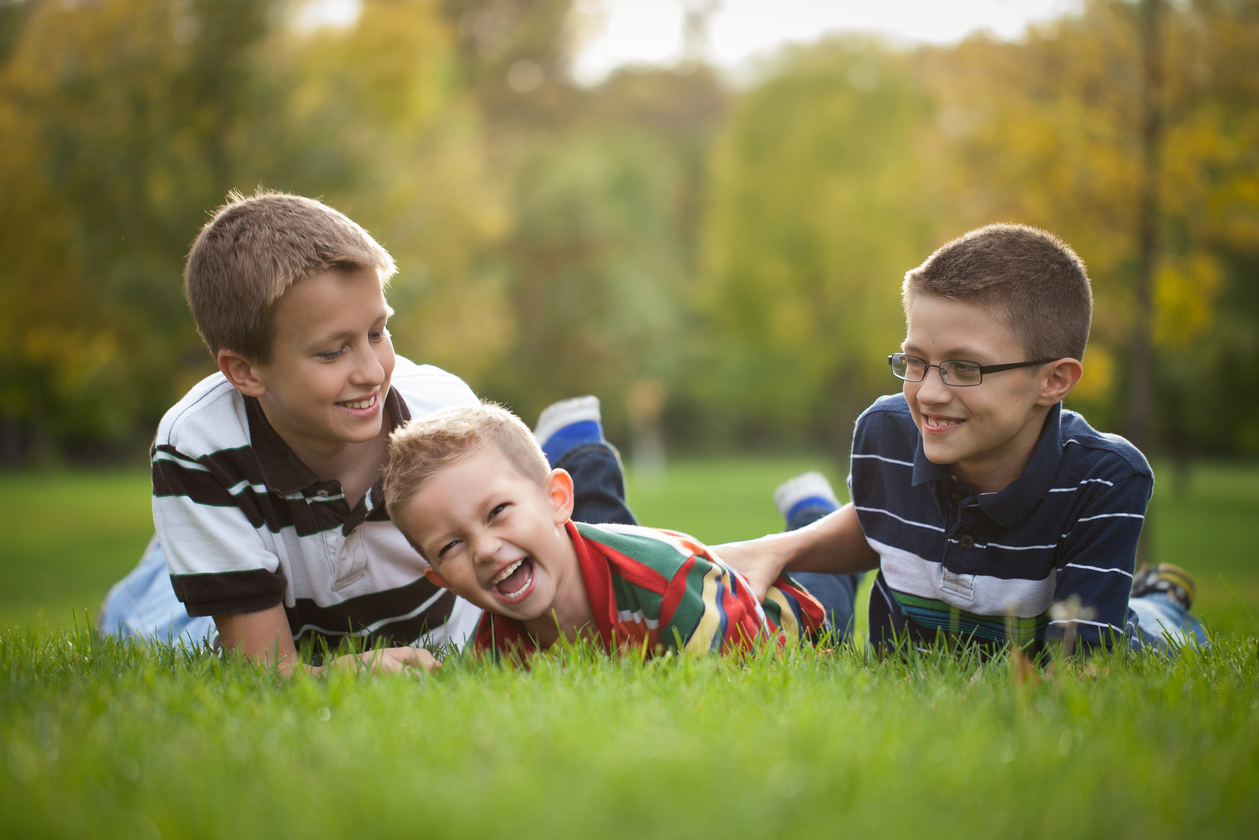 ThePhotoDad-Fargo, ND-Siblings-in-Park