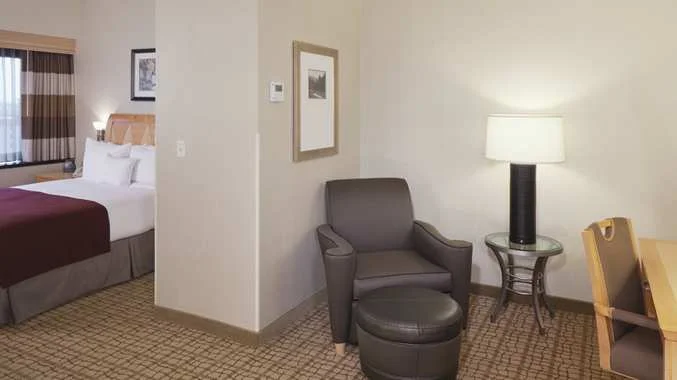 dh_qnjrsuitechair_6_677x380_FitToBoxSmallDimension_Center.jpg