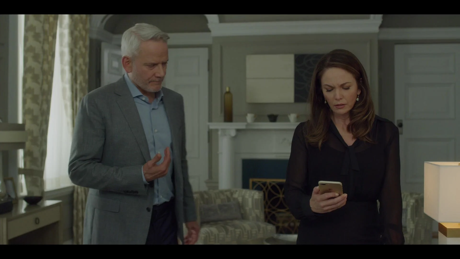 Apple-iPhone-Used-by-Diane-Lane-in-House-of-Cards-Season-6-Episode-8-Chapter-73-4.jpg