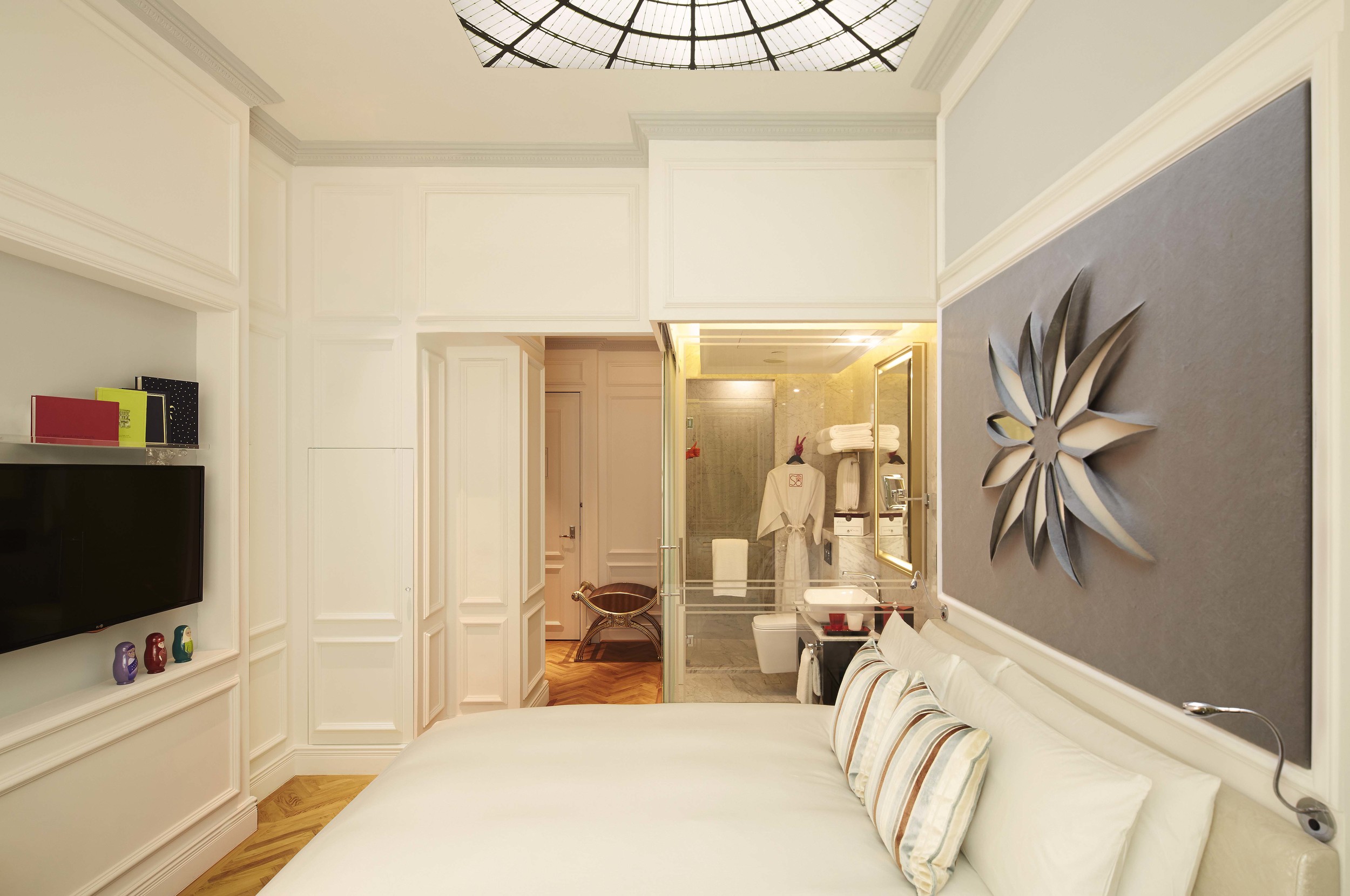 So Cosy Room25 sqm, 3-meter high ceilings with French touch, Sofitel MyBed, rain shower, 42" LCD TV with sound bar, Apple Mac mini media solution, iPad mini, iPhone5. Complimentary WiFi, free personal bar, illy coffee machine and surprise gimmicks.