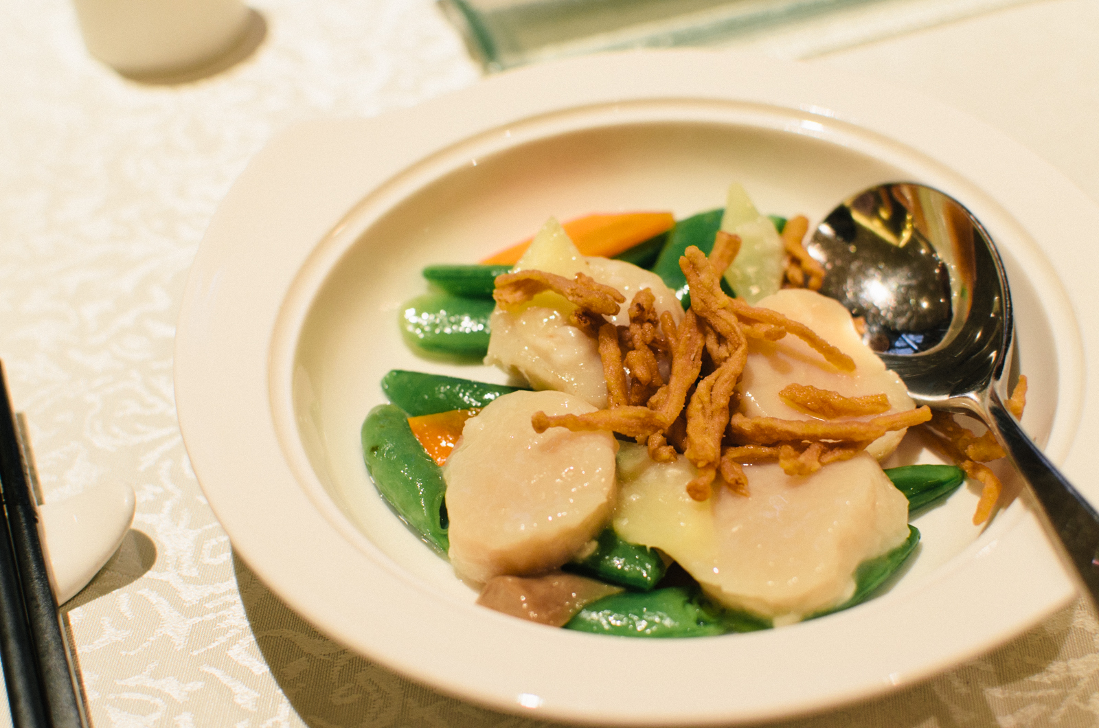 Quick Fried Hokkaido Scallops with Seasonal Vegetables (油泡北海道带子皇)