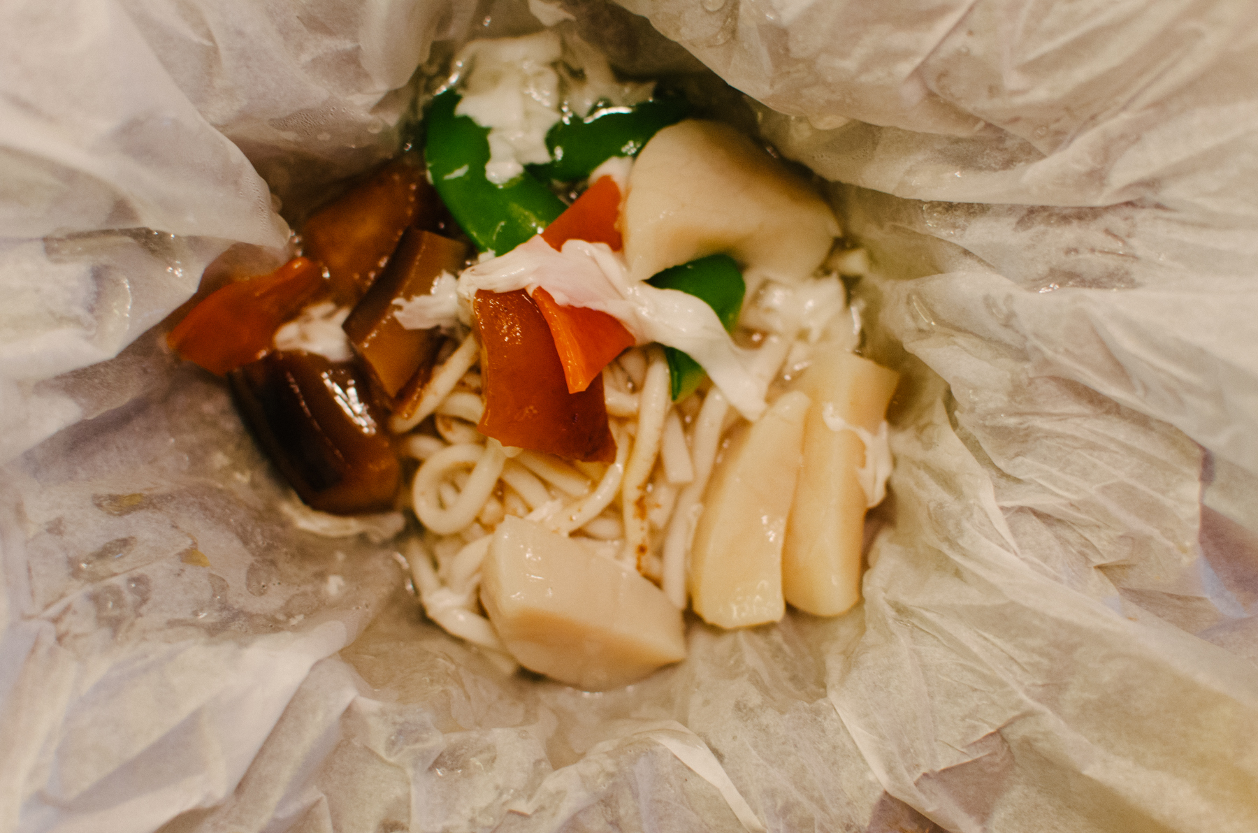 别样风味的&nbsp;(海参玉带纸包面)Wok-fried Fish Noodles with Sea Cucumber and Scallop