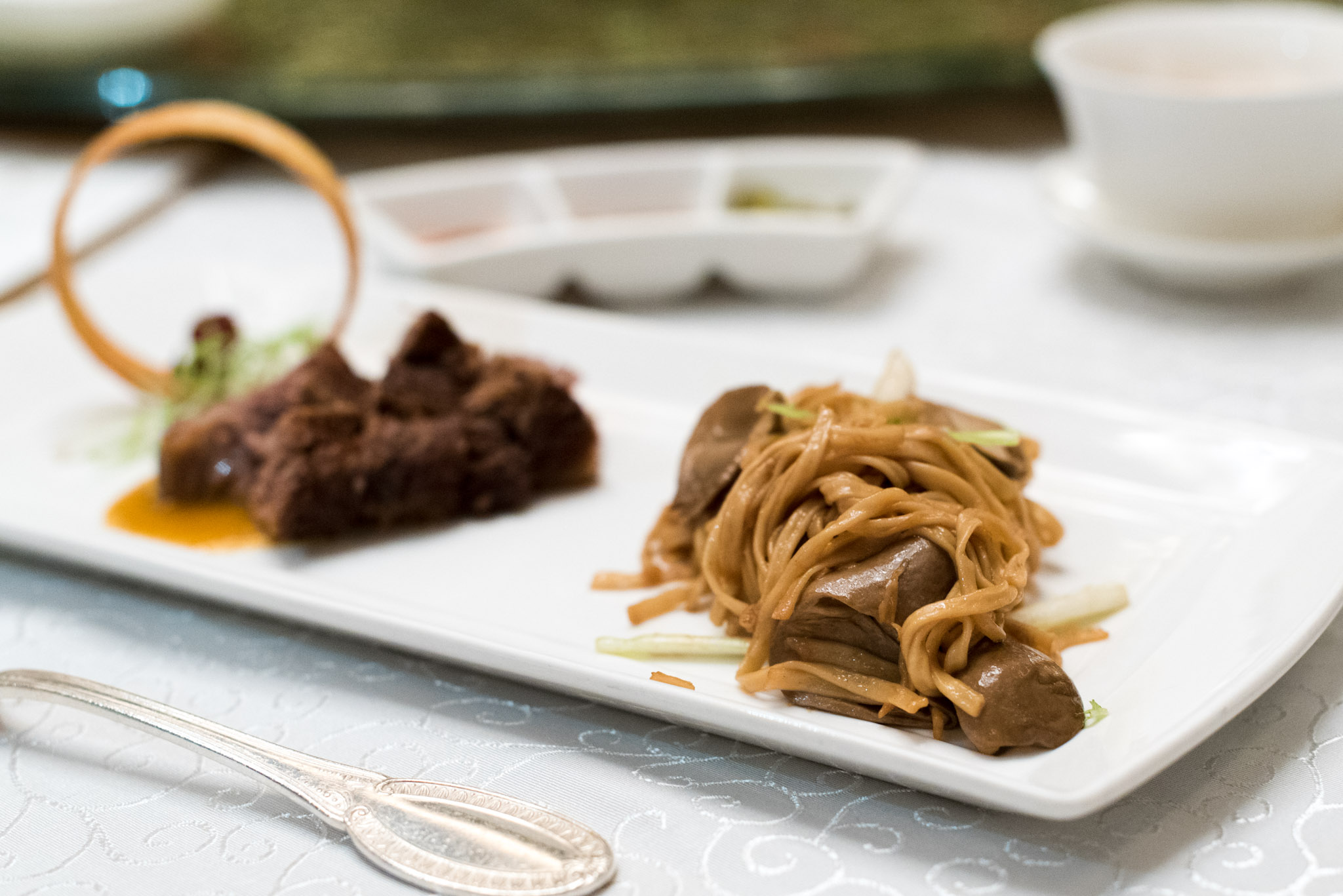 Baked Beef Ribs with Herbs served with Ee-fu Noodles (香草焗牛肋骨配伊面)
