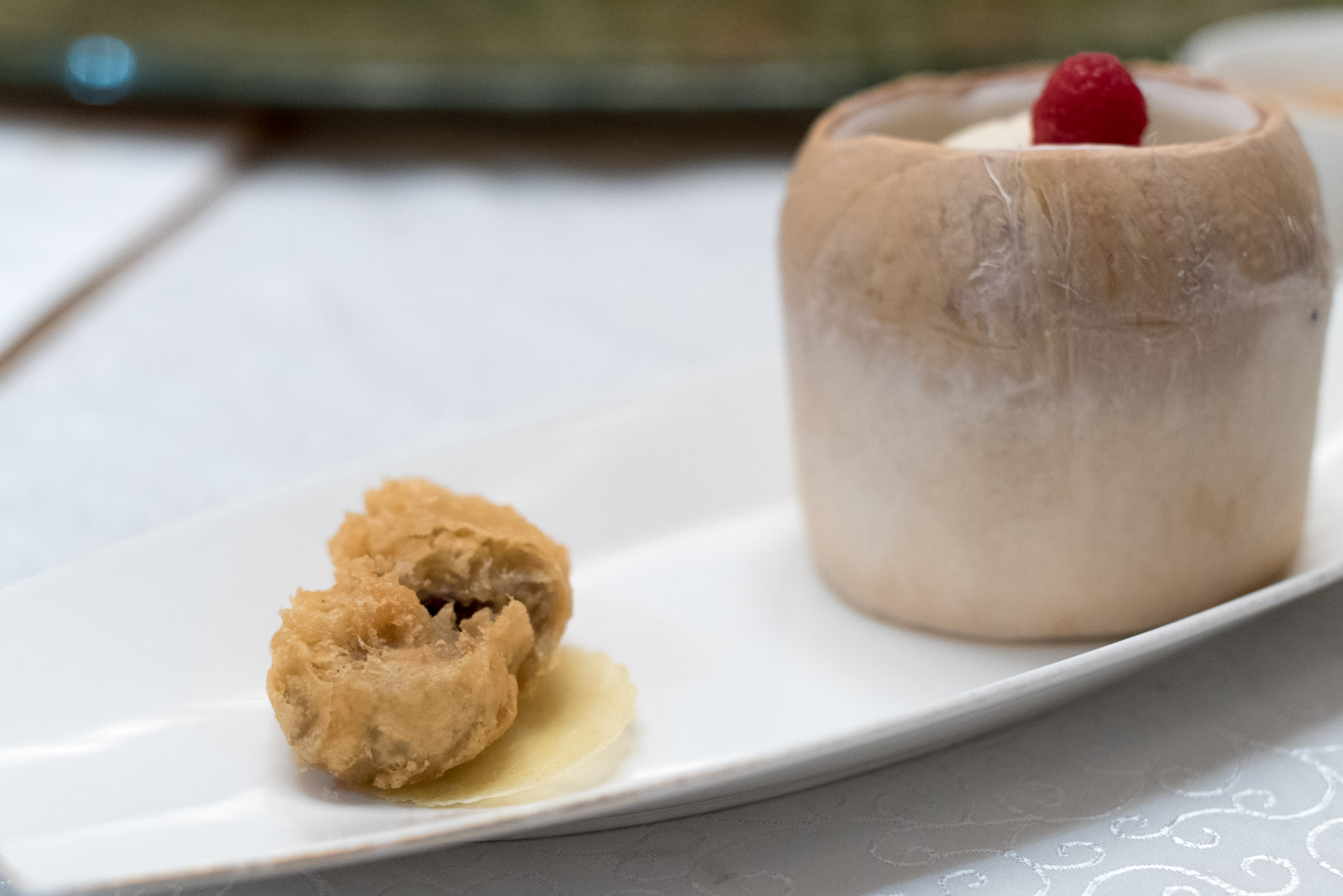 Crispy Red Bean and Banana Fritters (香蕉豆沙条) |&nbsp;Jelly with Ice Cream Served in Coconut (椰皇水晶冻雪糕)