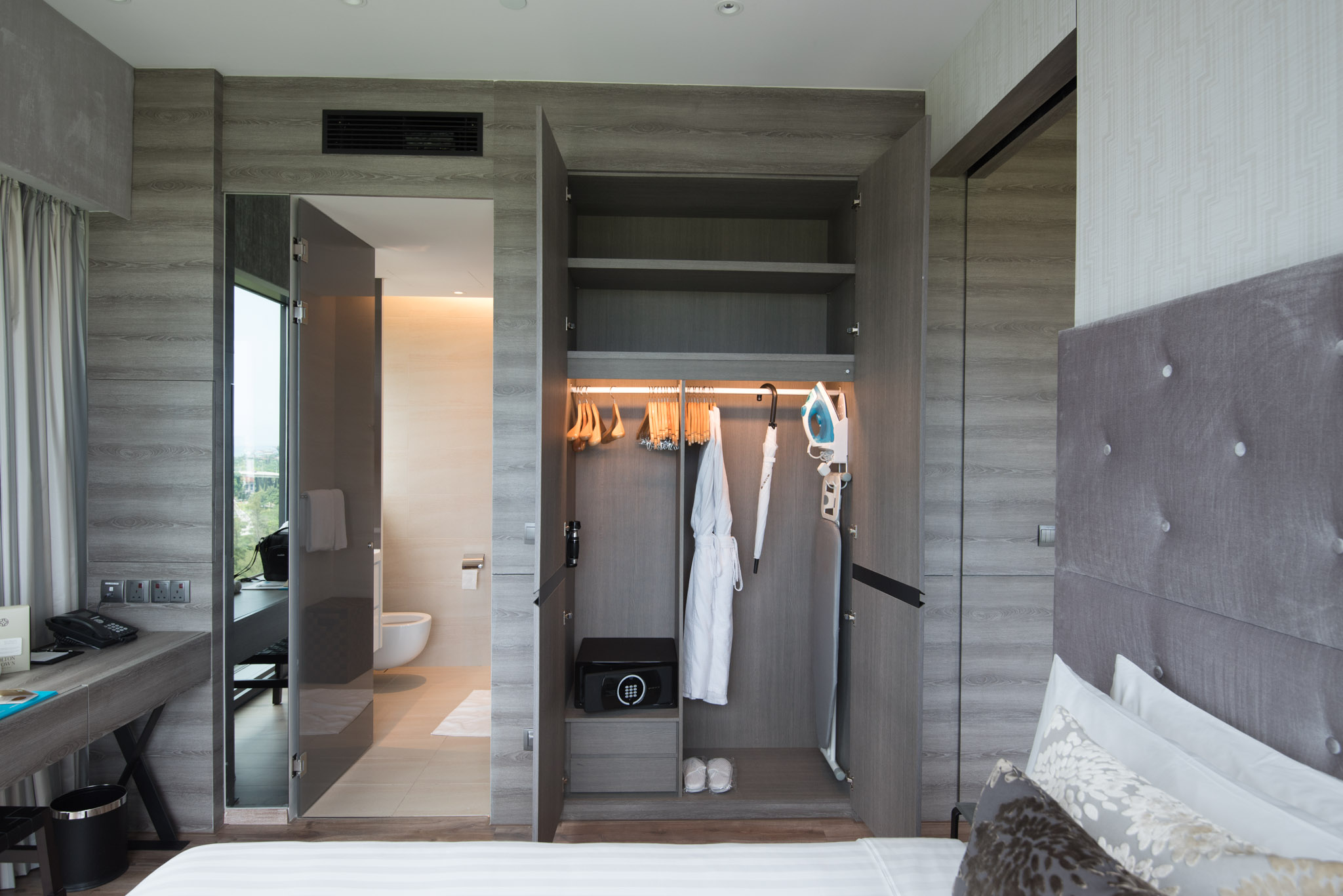 Bedroom of the&nbsp;One Bedroom Premium Suite of the Pan Pacific Serviced Suites Beach Road