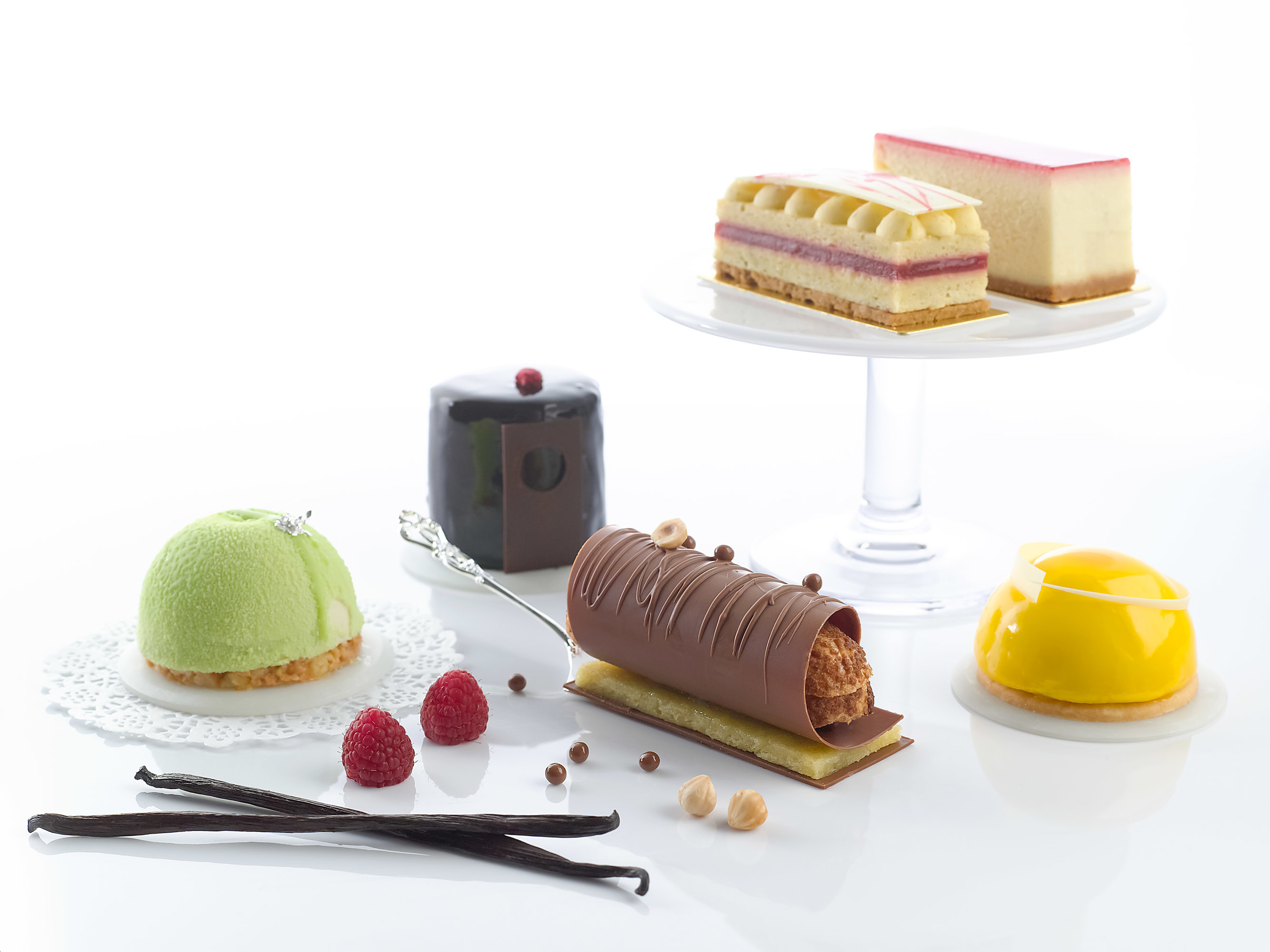 Mini Cakes at Tuxedo | Photo Credit: Carlton Hotel Singapore