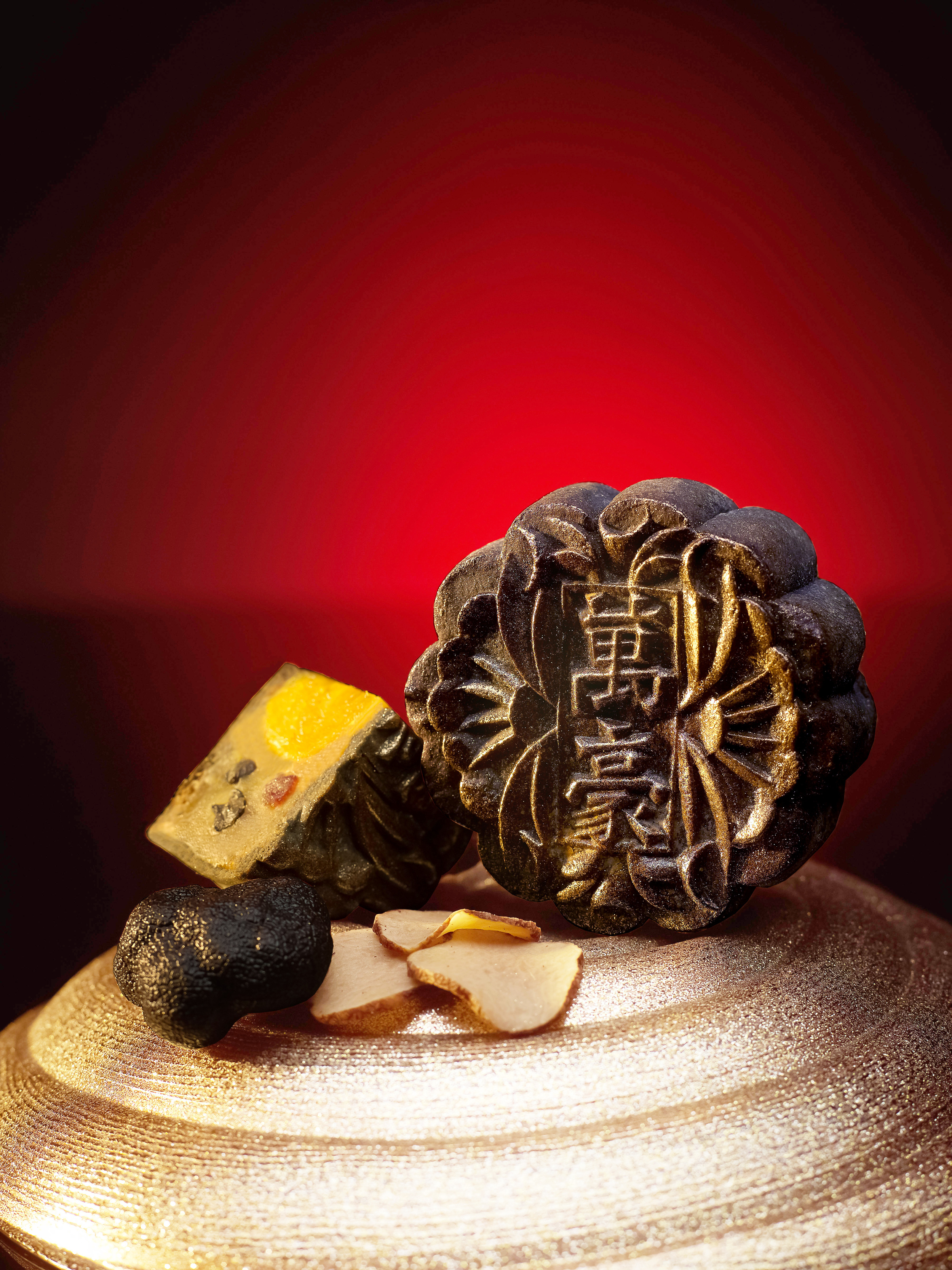 Black Truffle, Roasted Chestnut, Waxed Duck and Single Yolk with White Lotus Seed Paste Baked Mooncake (S$78 for box of four) | Photo Credit: Singapore Marriott Tang Plaza Hotel