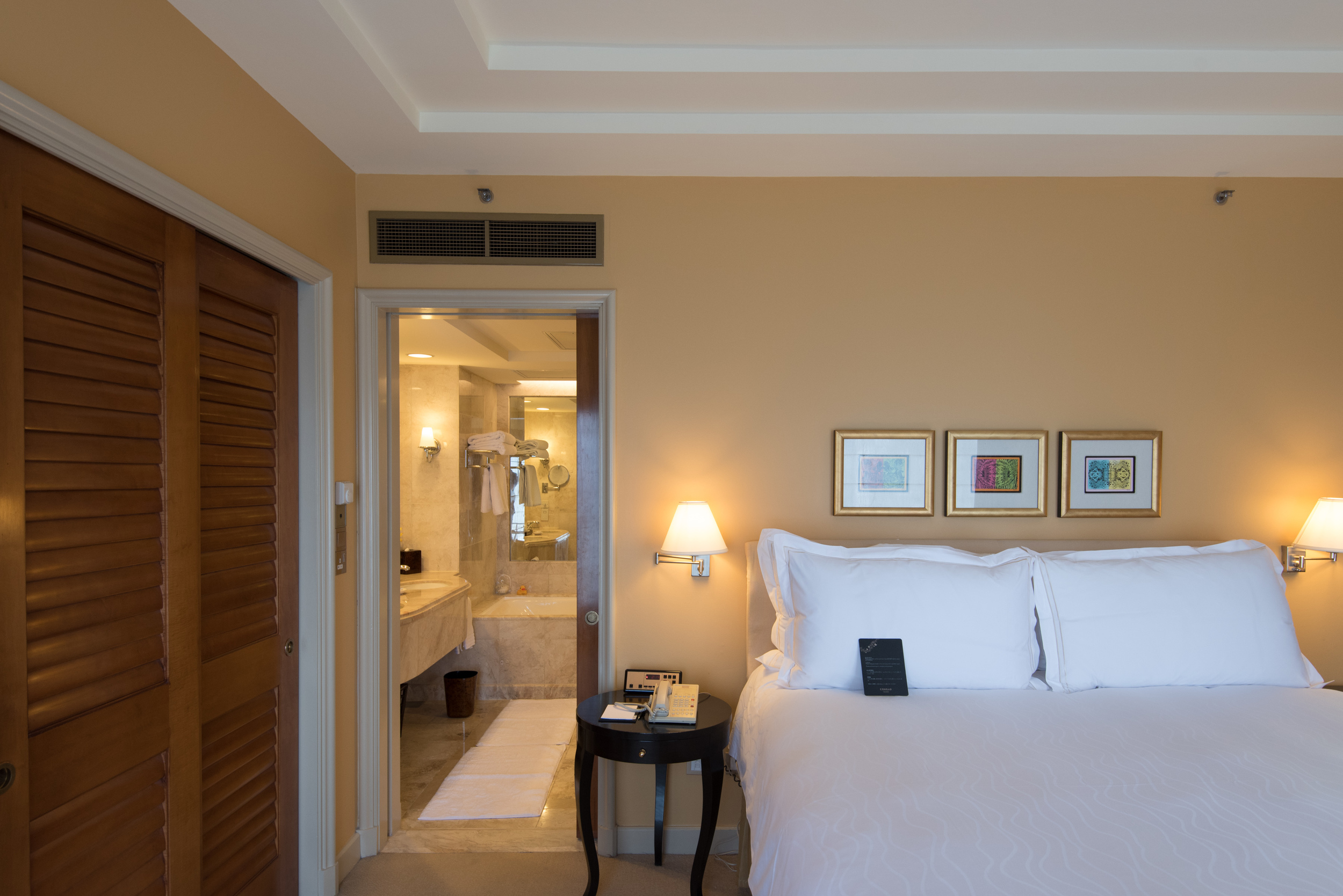 Bedroom of the Centennial SuiteConrad Centennial Singapore