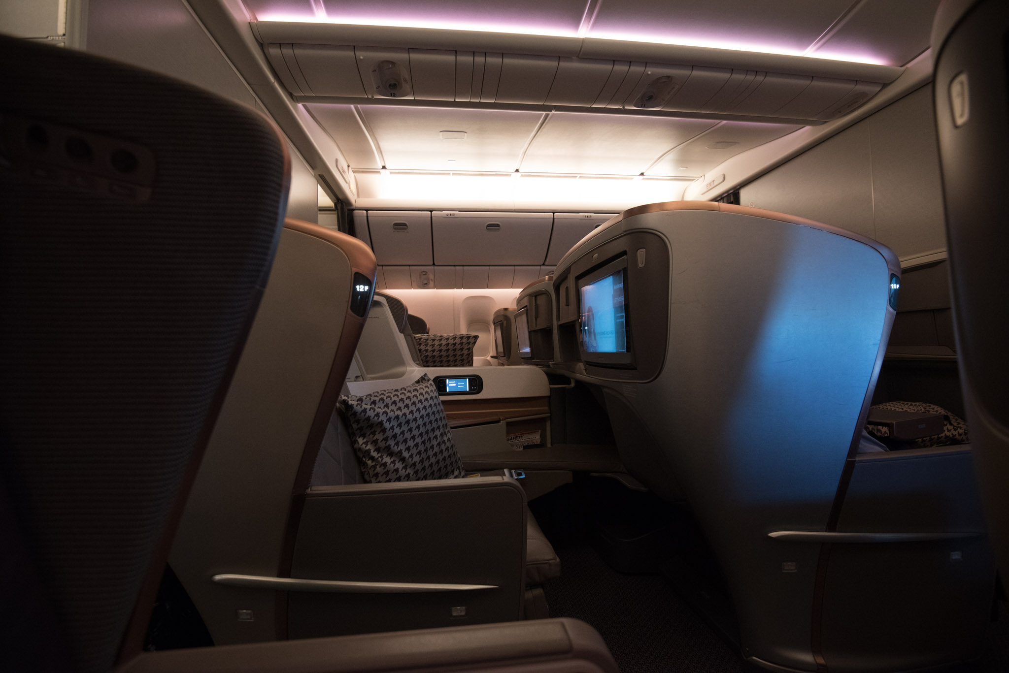 Boeing 777-300ER (Three Class)Business Class -&nbsp;Singapore Airlines