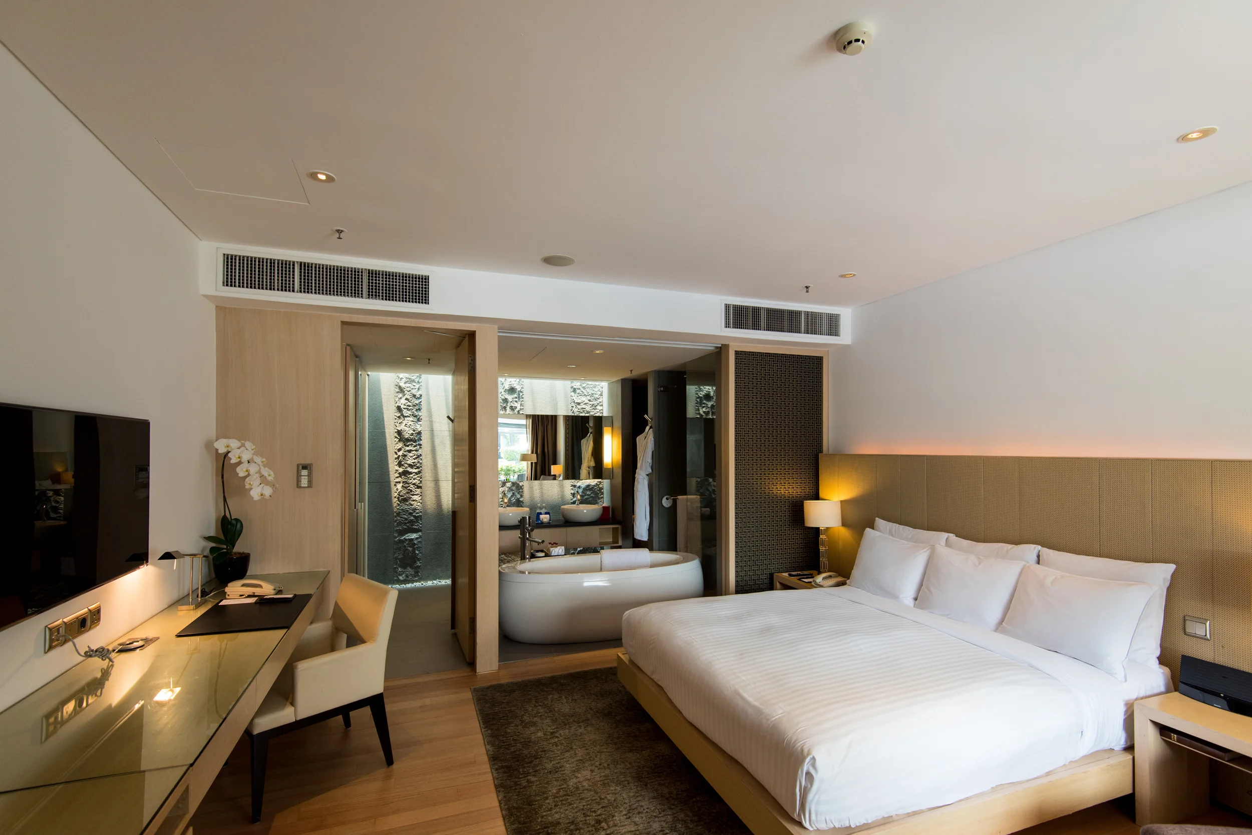 Hotel Review: Singapore Marriott Tang Plaza Hotel (Pool Terrace Room)