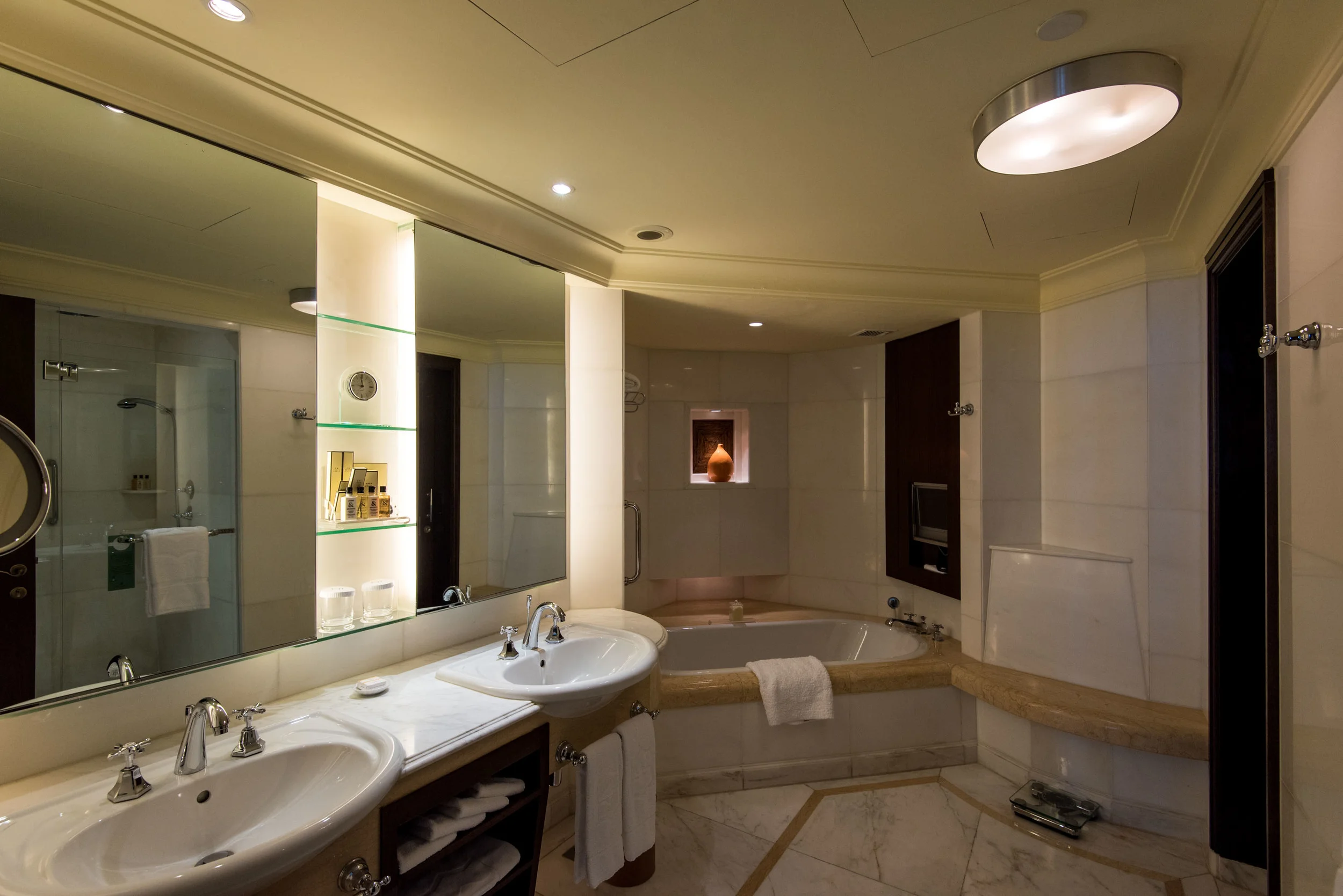 Bathroom - Deluxe Room Valley Wing - Shangri-La Hotel, Singapore