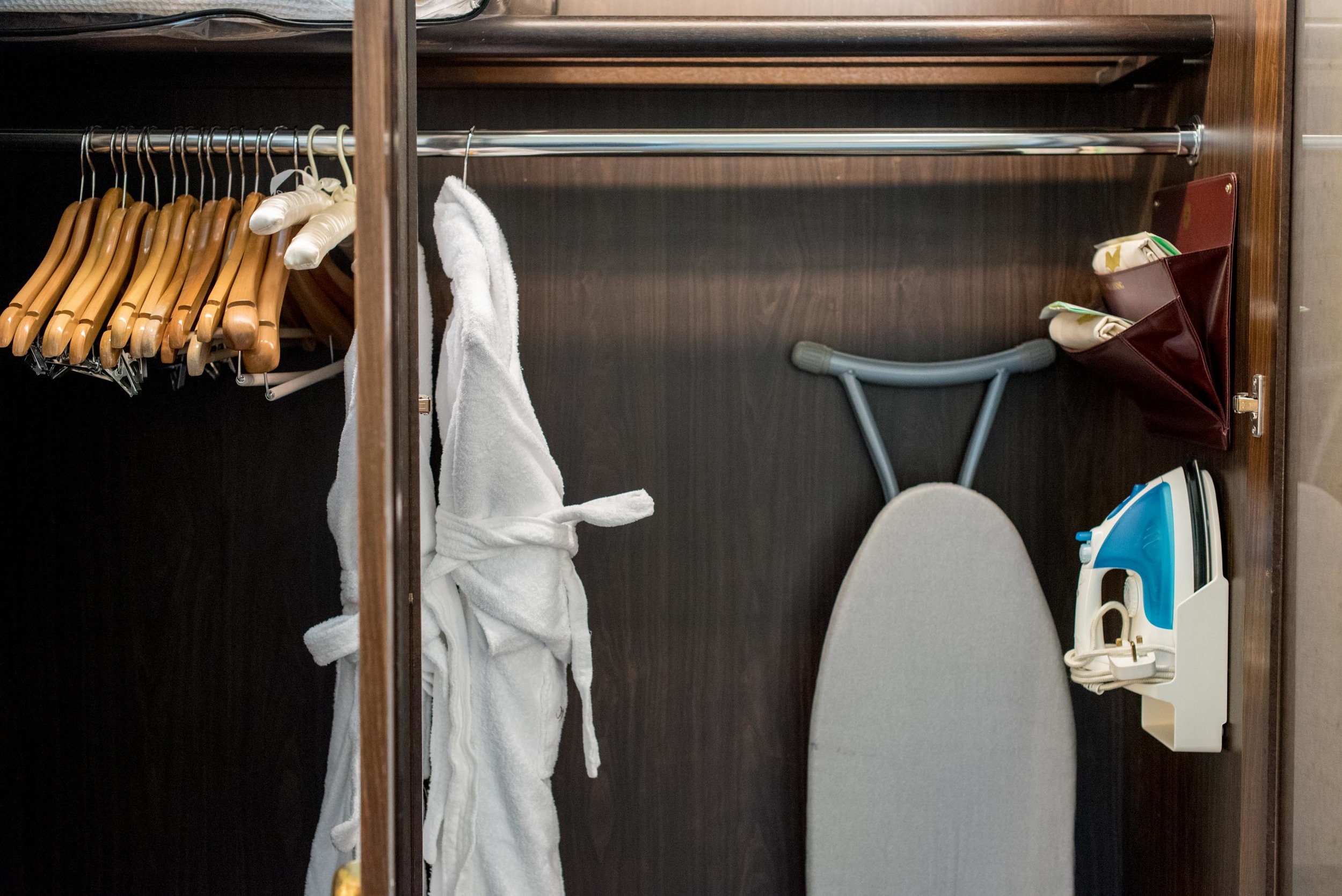 Wardrobe - Deluxe RoomValley Wing - Shangri-La Hotel, Singapore
