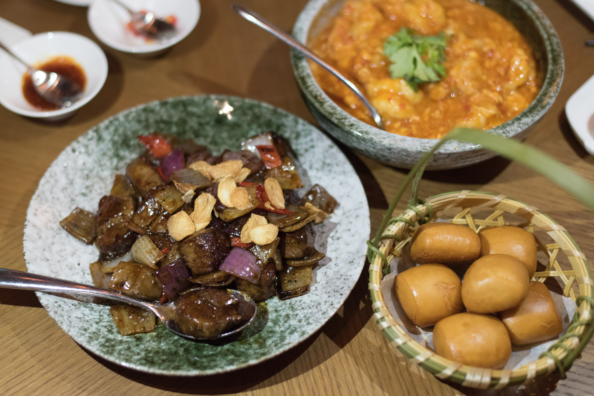 Seared Angus Beef Tenderloin Cubes (from S$32++) | Singapore Chilli King Prawns with Golden Mantou (from S$28++)EMPRESS by The Privé Group