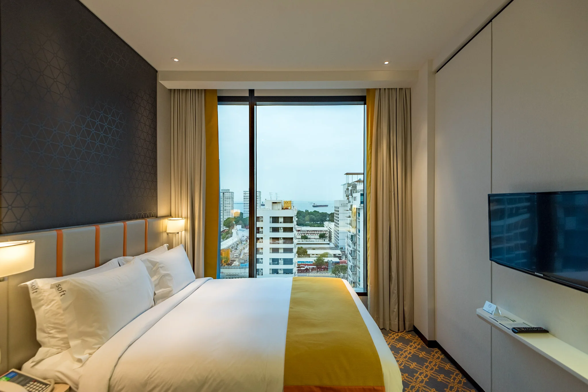 Hotel Review: Holiday Inn Express Singapore Katong (Standard Room)