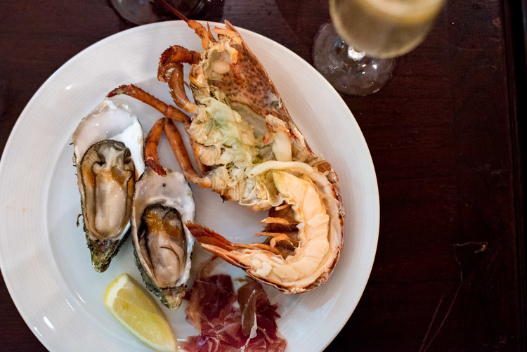 Sunday Champagne Brunch at the Raffles Hotel Singapore - Luxurious Sunday Brunch at the Bar & Billiard Room