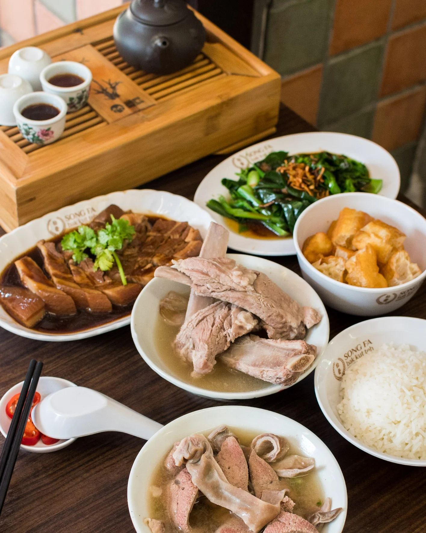 Song Fa Bak Kut Teh - Shot on Nikon D500 Bib Gourmand (Michelin Guide Singapore 2016) ISO 1000 | f / 4 | 1/160 sec