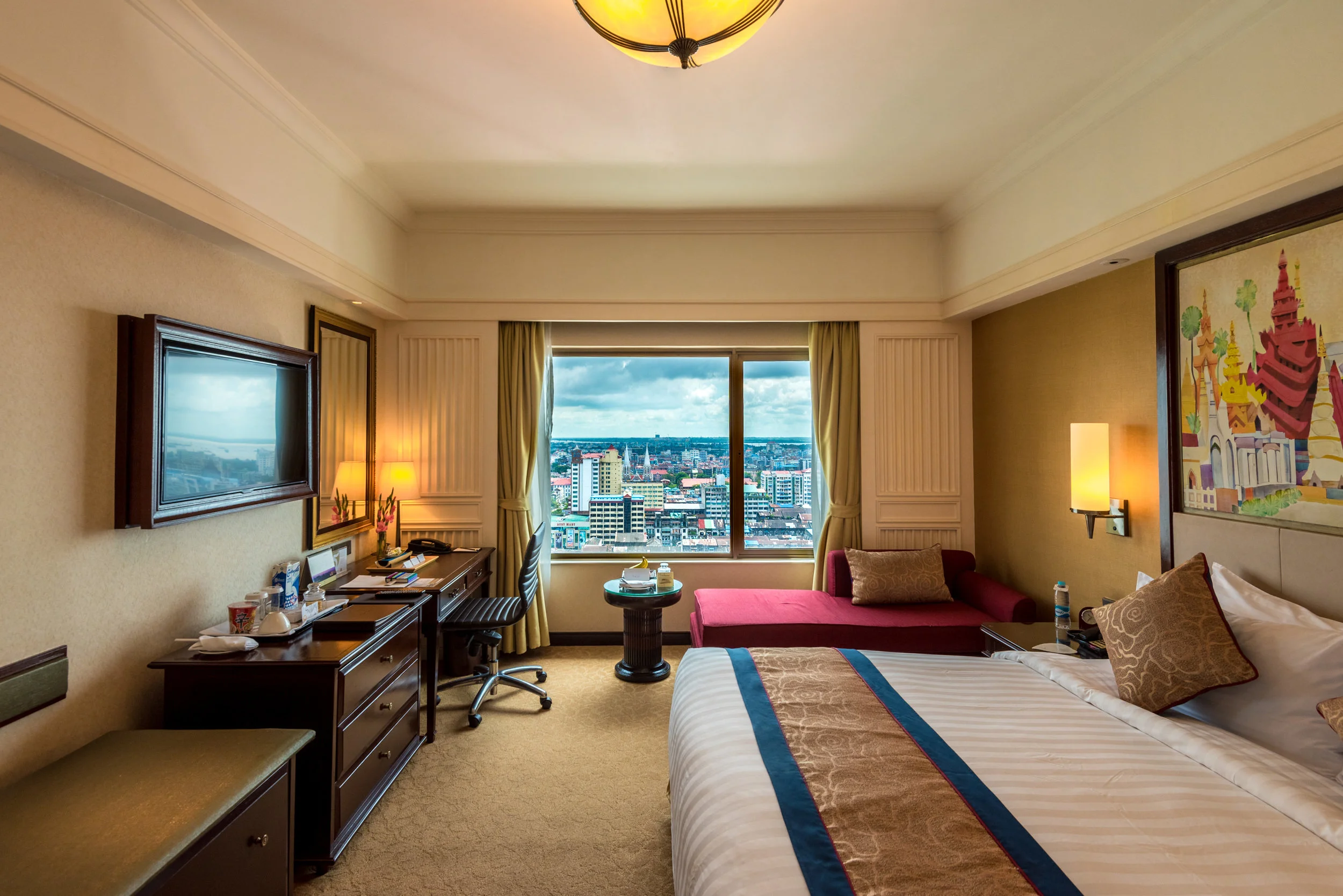 Bedroom Horizon Club Room - Sule Shangri-La, Yangon