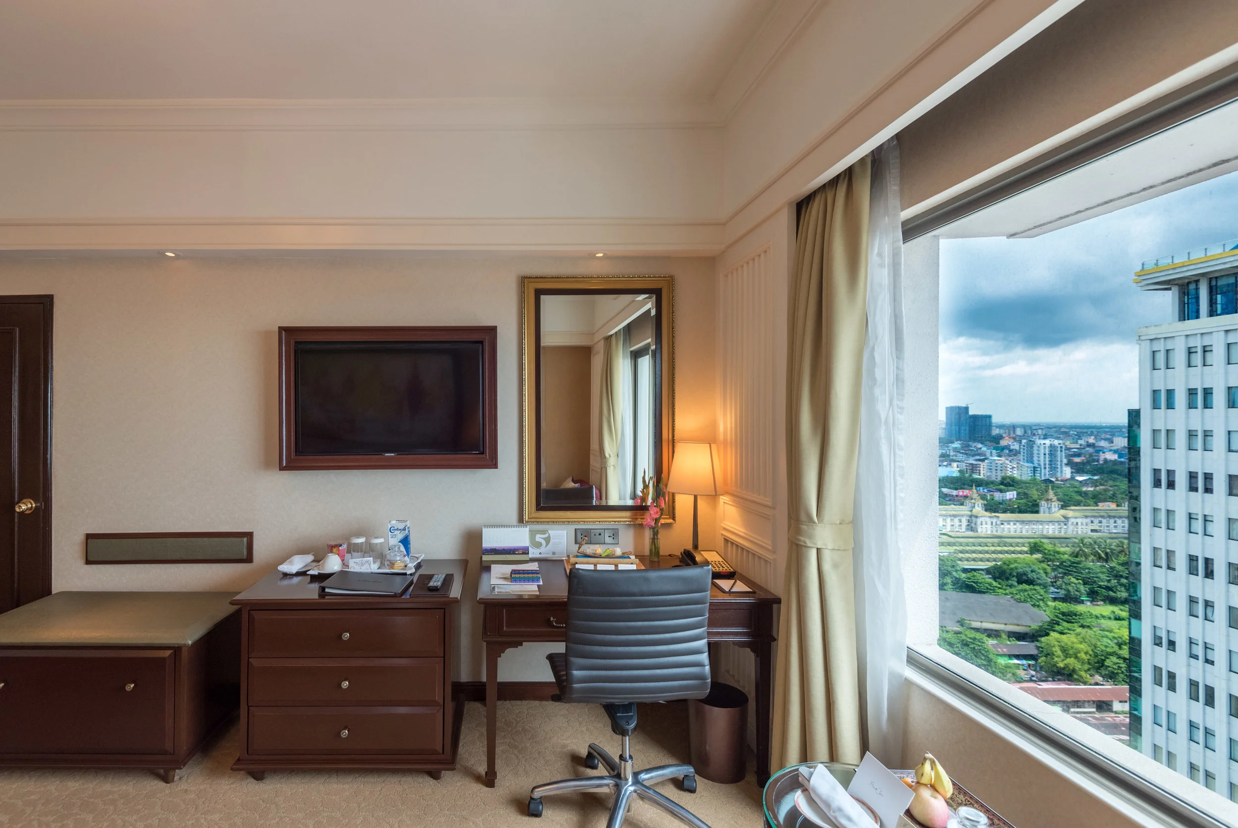 Work Desk Horizon Club Room - Sule Shangri-La, Yangon