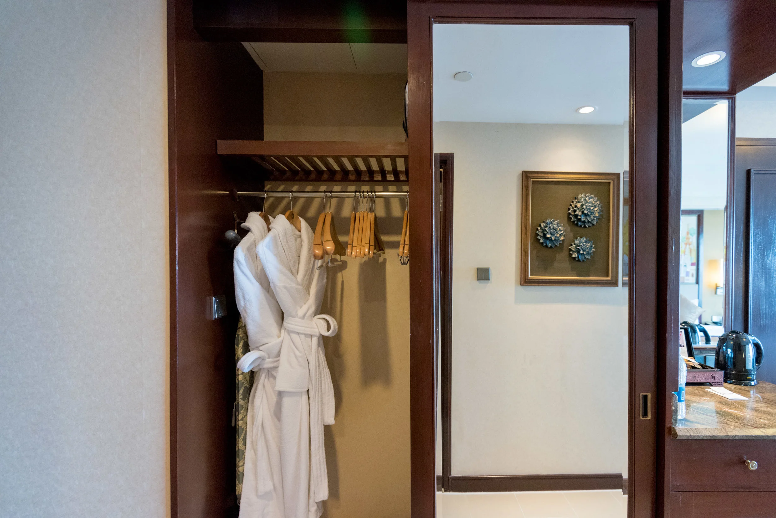 Wardrobe Horizon Club Room - Sule Shangri-La, Yangon
