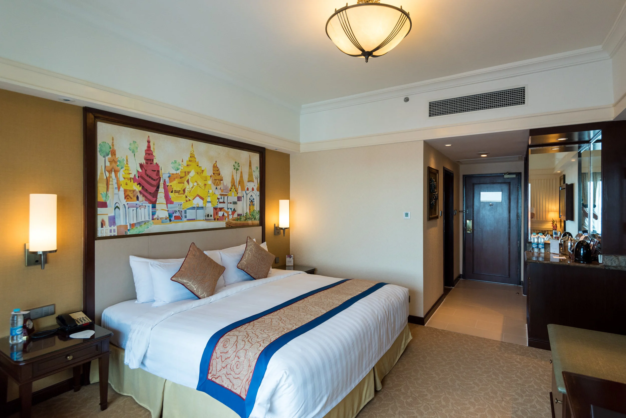 Bedroom Horizon Club Room - Sule Shangri-La, Yangon