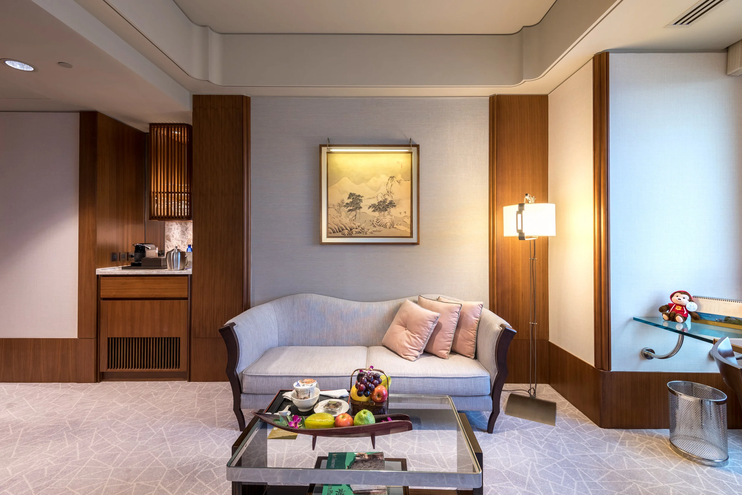 Living Area Horizon Club Premier Room - Shangri-La's Far Eastern Plaza Hotel, Taipei