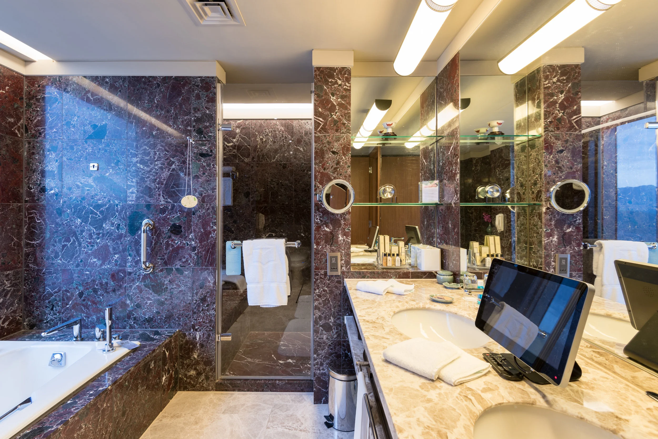 Bathroom Horizon Club Premier Room - Shangri-La's Far Eastern Plaza Hotel, Taipei