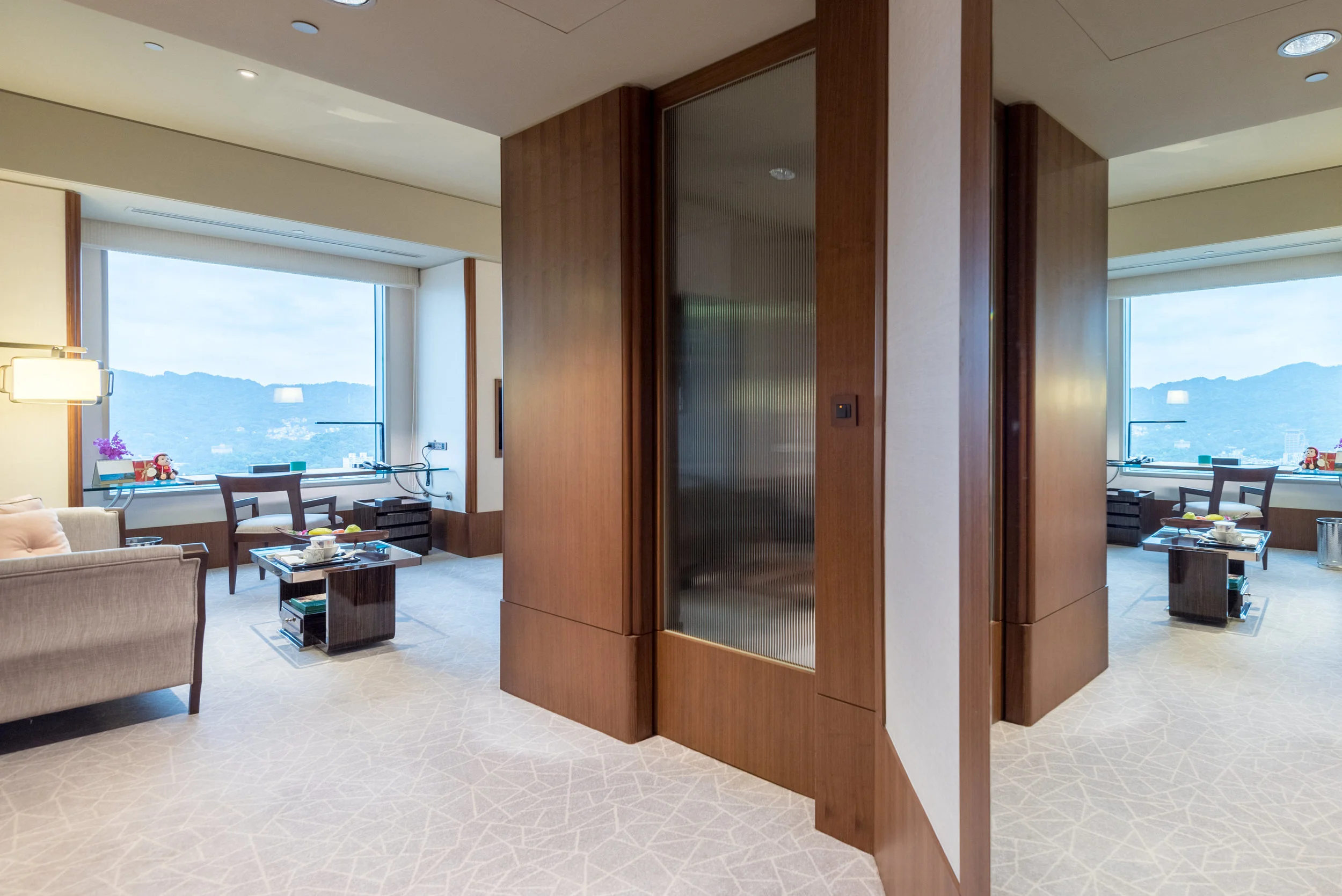 Walk-in Wardrobe Horizon Club Premier Room - Shangri-La's Far Eastern Plaza Hotel, Taipei