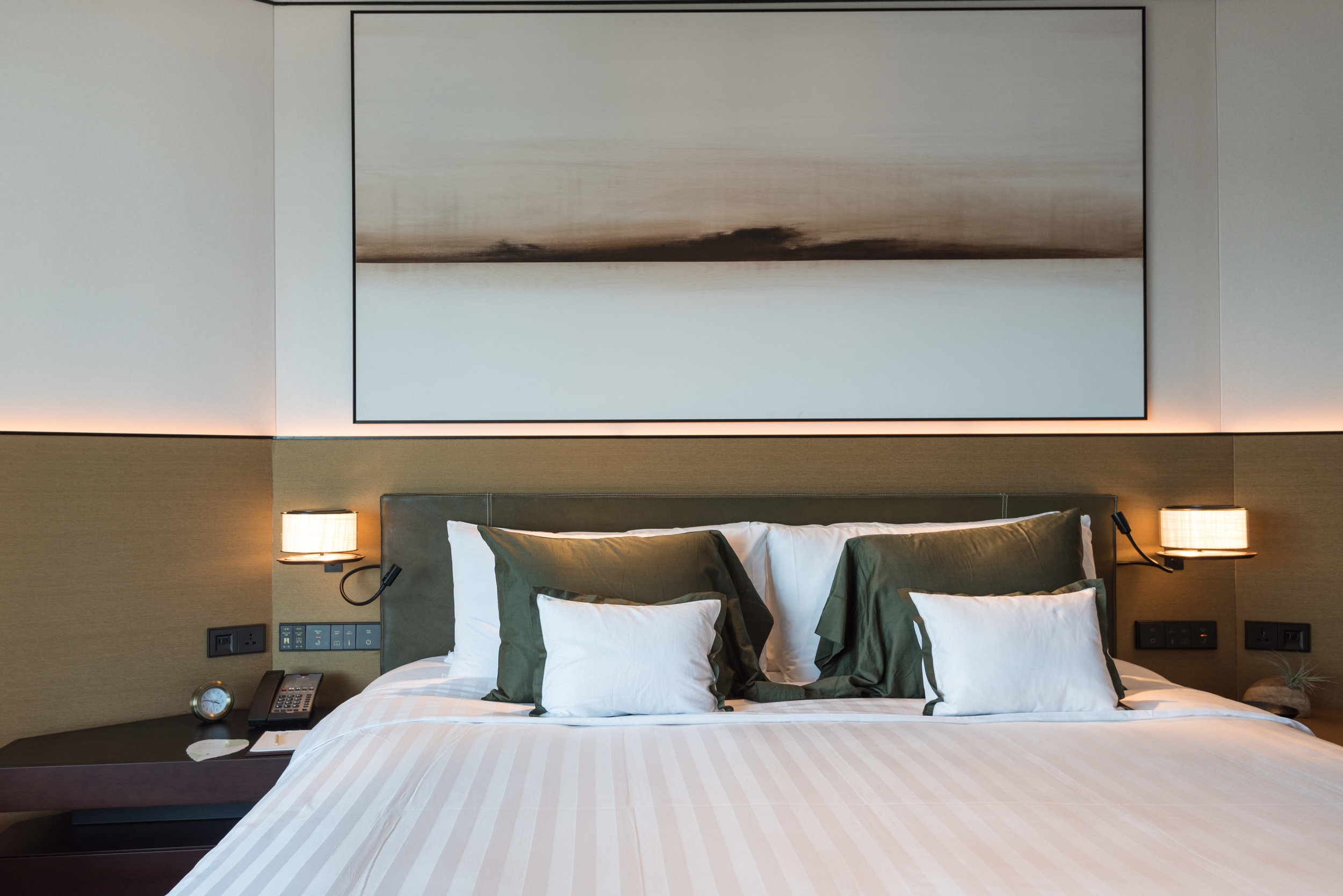 Bed Tower Wing Horizon Club Deluxe Room - Shangri-La Hotel, Singapore