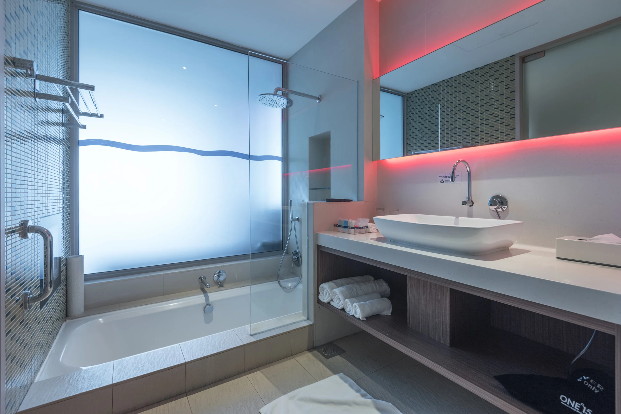 Bathtub with TV Marina View Room - ONE°15 Marina Club