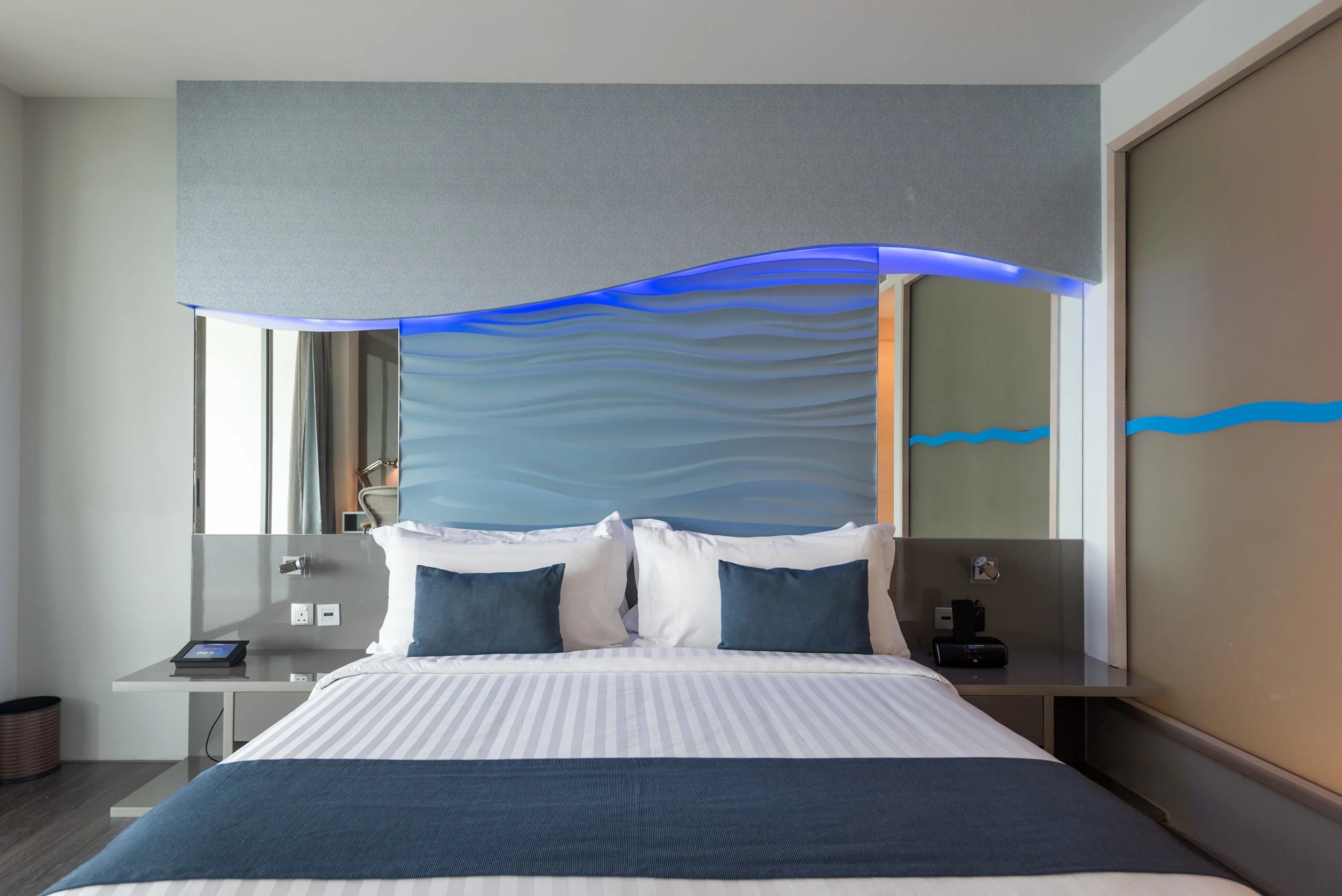 Queen-size Bed Marina View Room - ONE°15 Marina Club
