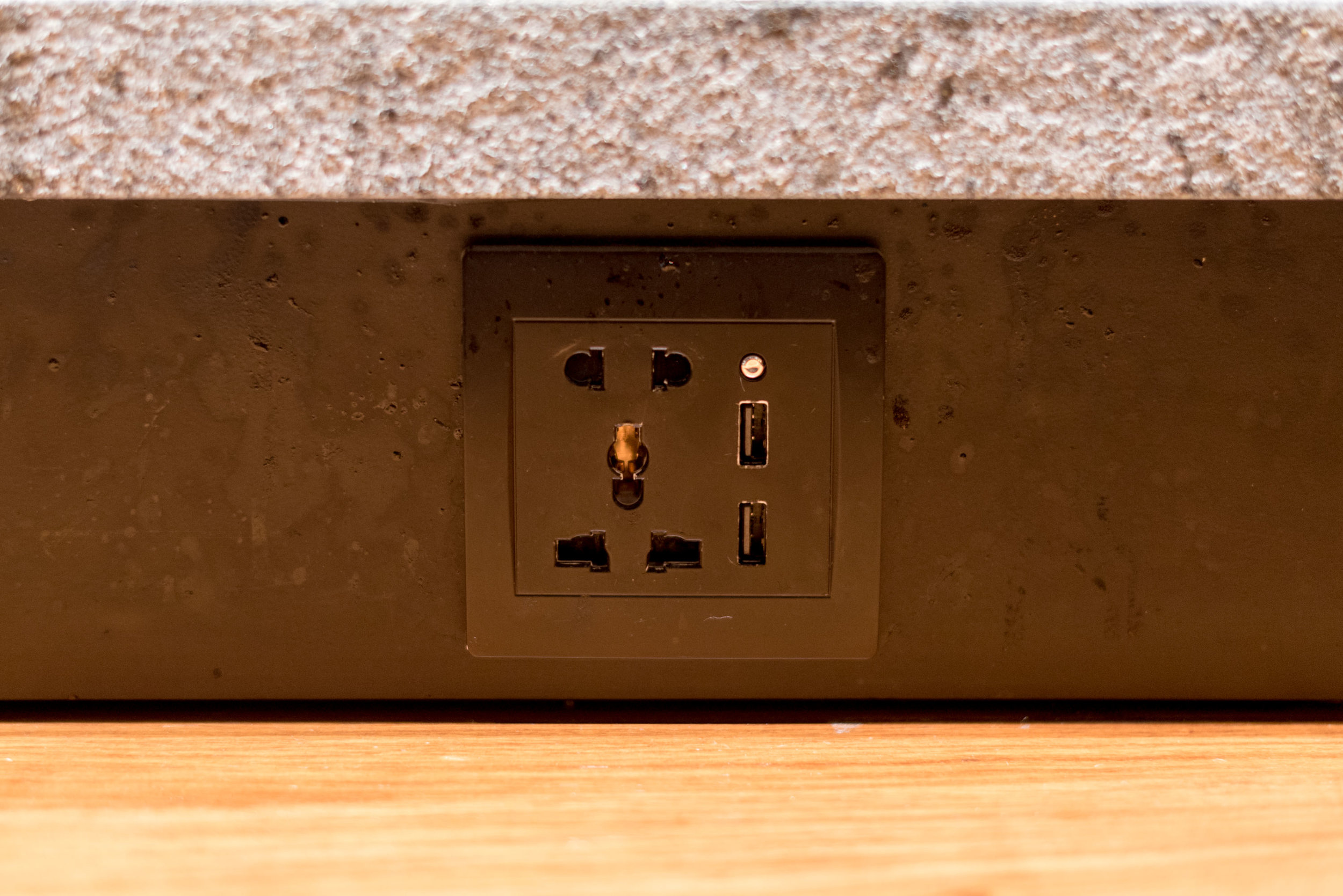 Universal Power Socket and USB Charging Ports TGM - Singapore Changi Airport (Terminal 2)