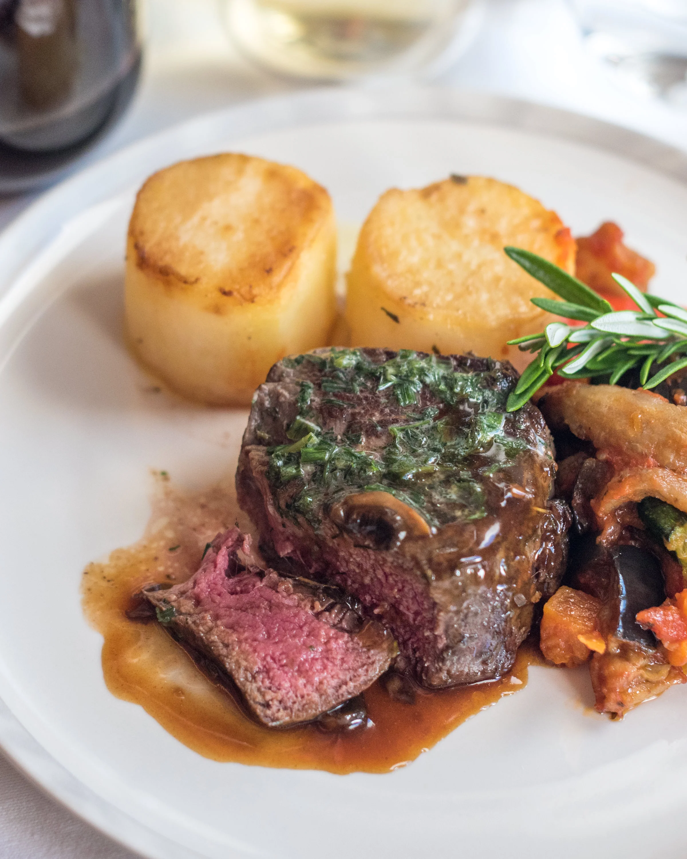 Grilled New Zealand Wakanui Beef Fillet - Lunch Service Singapore Airlines Business Class SQ286 A380-800 - AKL to SIN