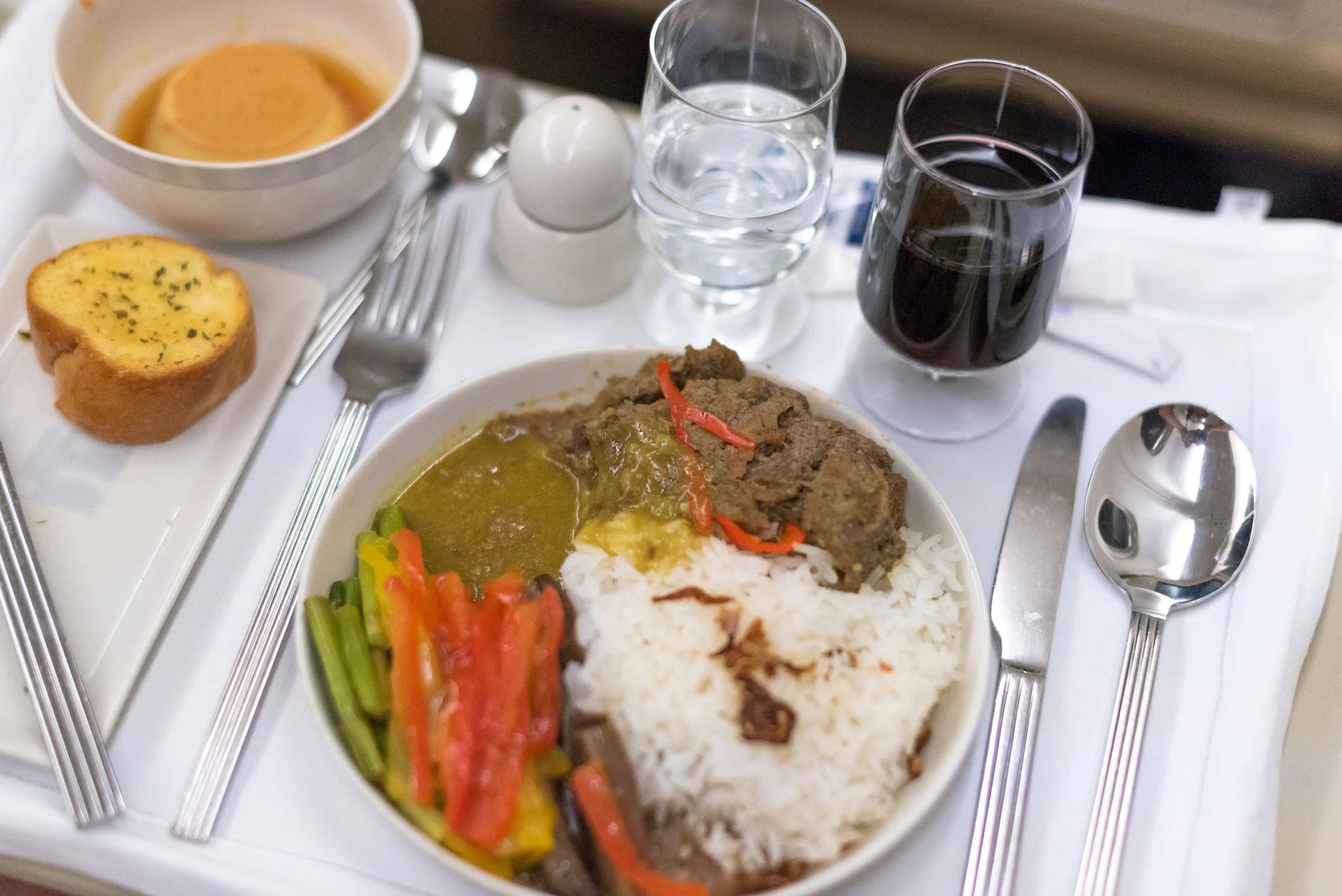 Lapis Manado Singapore Airlines Business Class SQ947 A330-300 - DPS to SIN