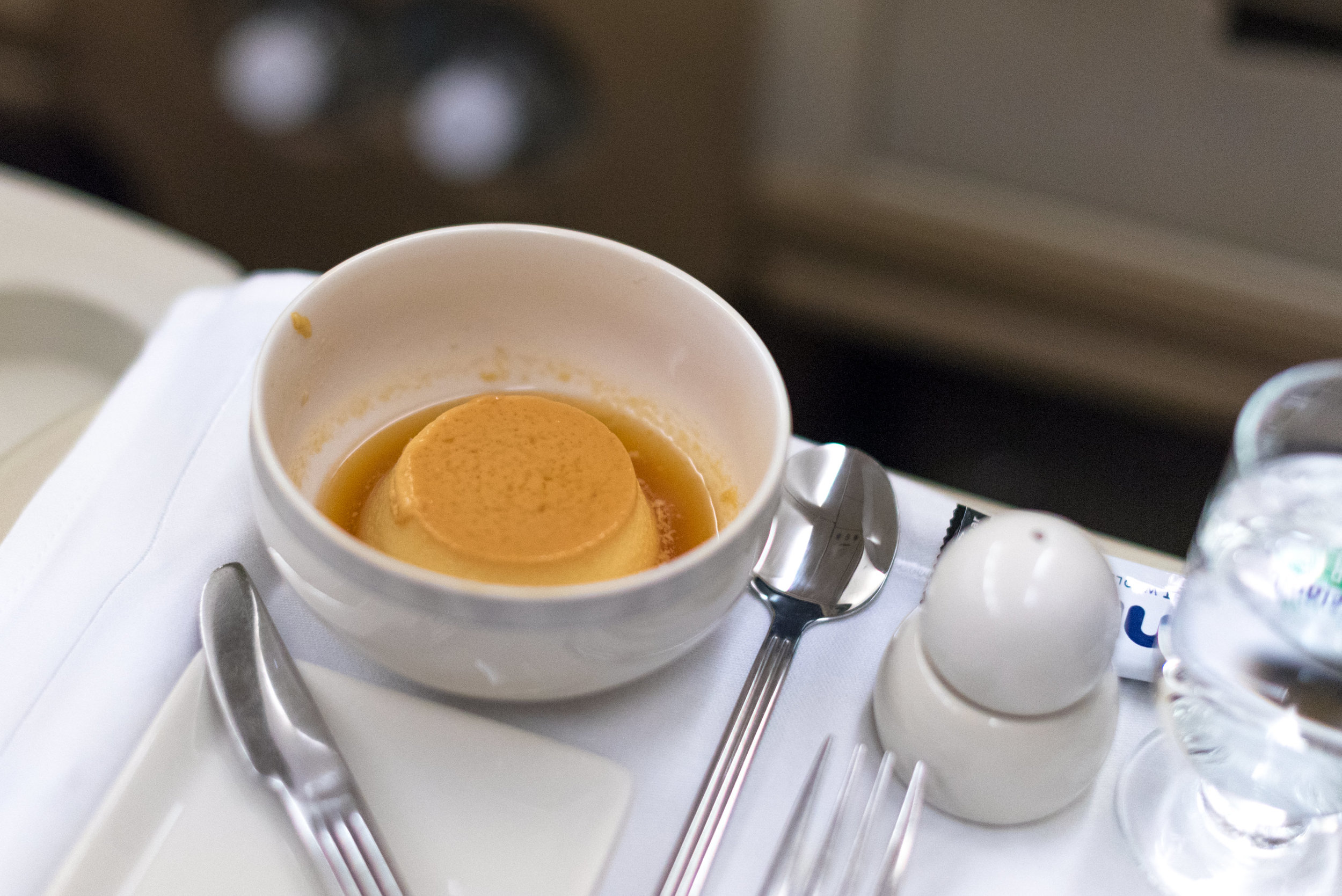 Creme Caramel Singapore Airlines Business Class SQ947 A330-300 - DPS to SIN