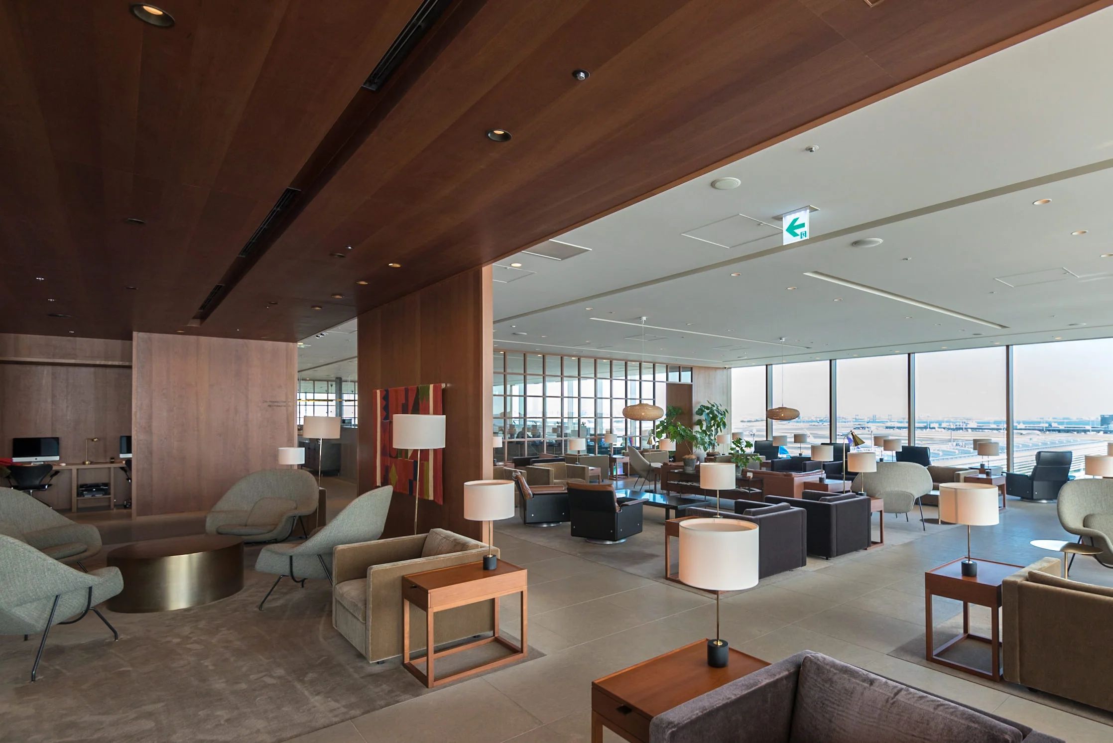The Bar and the Main Area Cathay Pacific Lounge - Haneda Airport (HND)